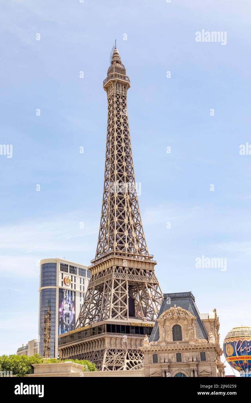 Las Vegas, USA - 23. Mai 2022: Blick auf den Eiffelturm replique in Las Vegas. In dieser repcca ist ein Restaurant, Casino und Beobachtungsplattform für geöffnet Stockfoto
