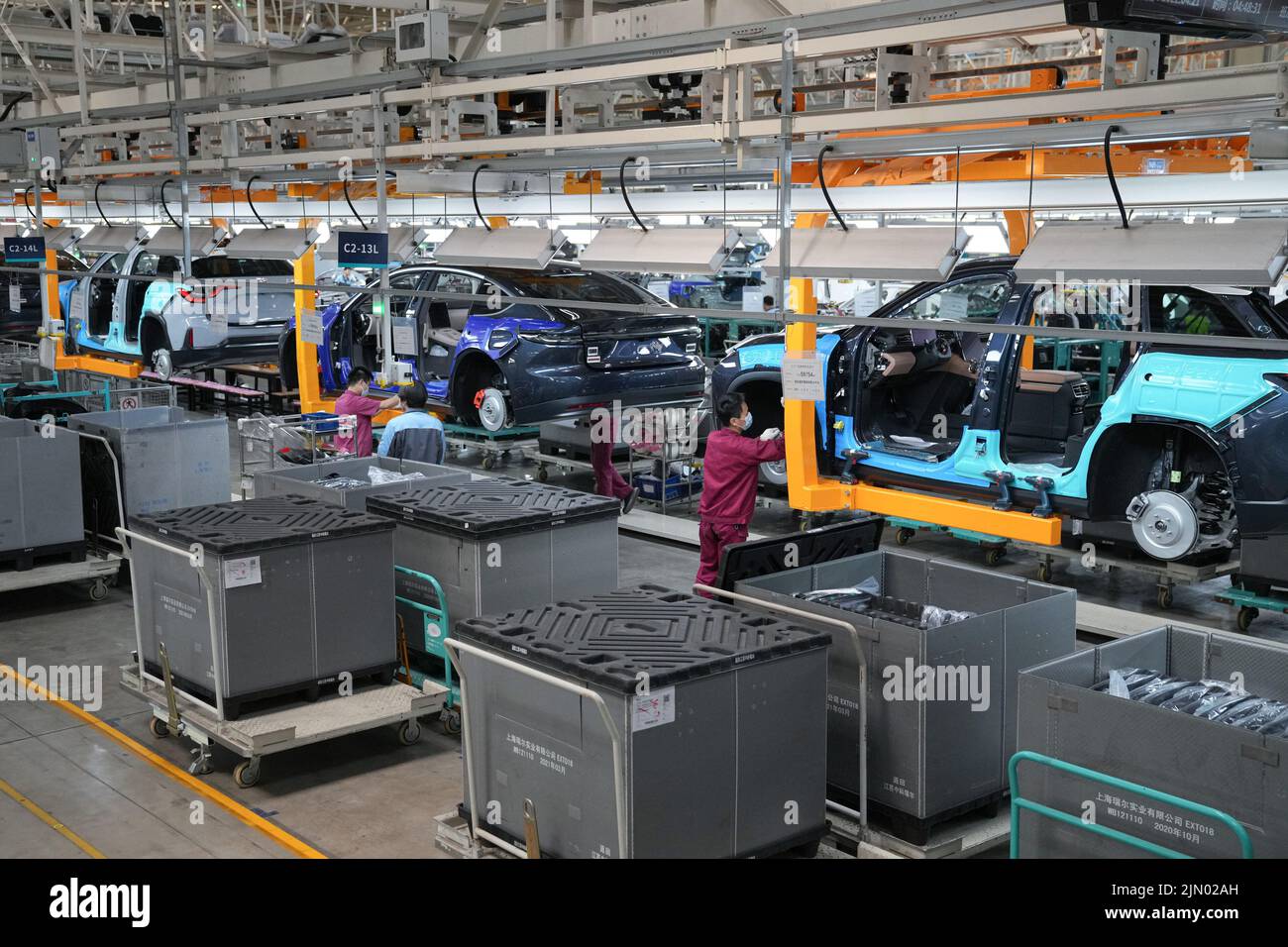 Hefei, Chinas Provinz Anhui. 21. April 2022. Techniker arbeiten an einer Fahrzeugproduktionslinie am NIO-Produktionsstandort in Hefei, ostchinesische Provinz Anhui, 21. April 2022. Quelle: Du Yu/Xinhua/Alamy Live News Stockfoto