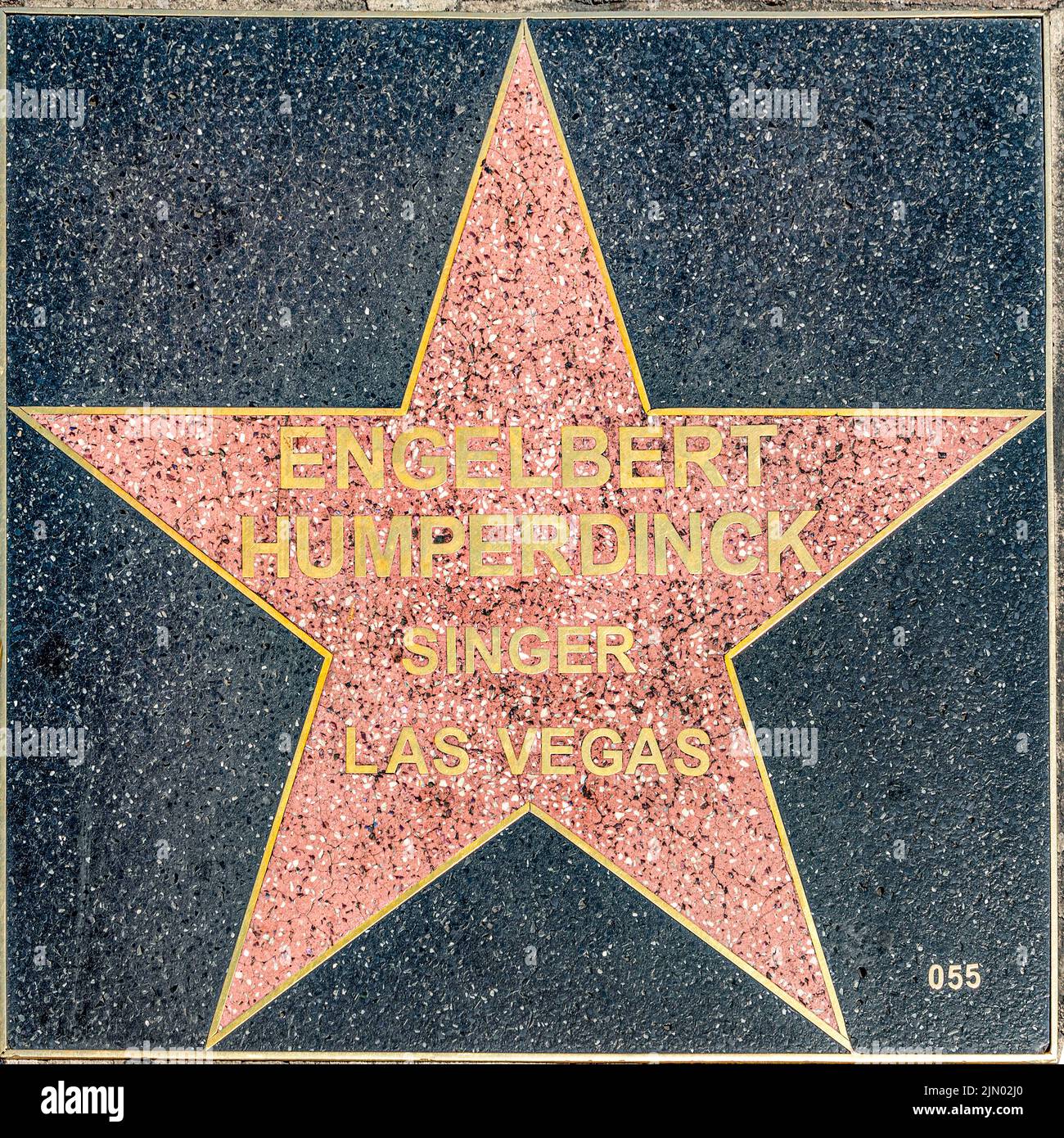 Las Vegas, USA - 23. Mai 2022: Engelbert Humperdinck wird beim Walk of Fame in Las Vegas am Strip mit einem Namensschild geehrt. Stockfoto