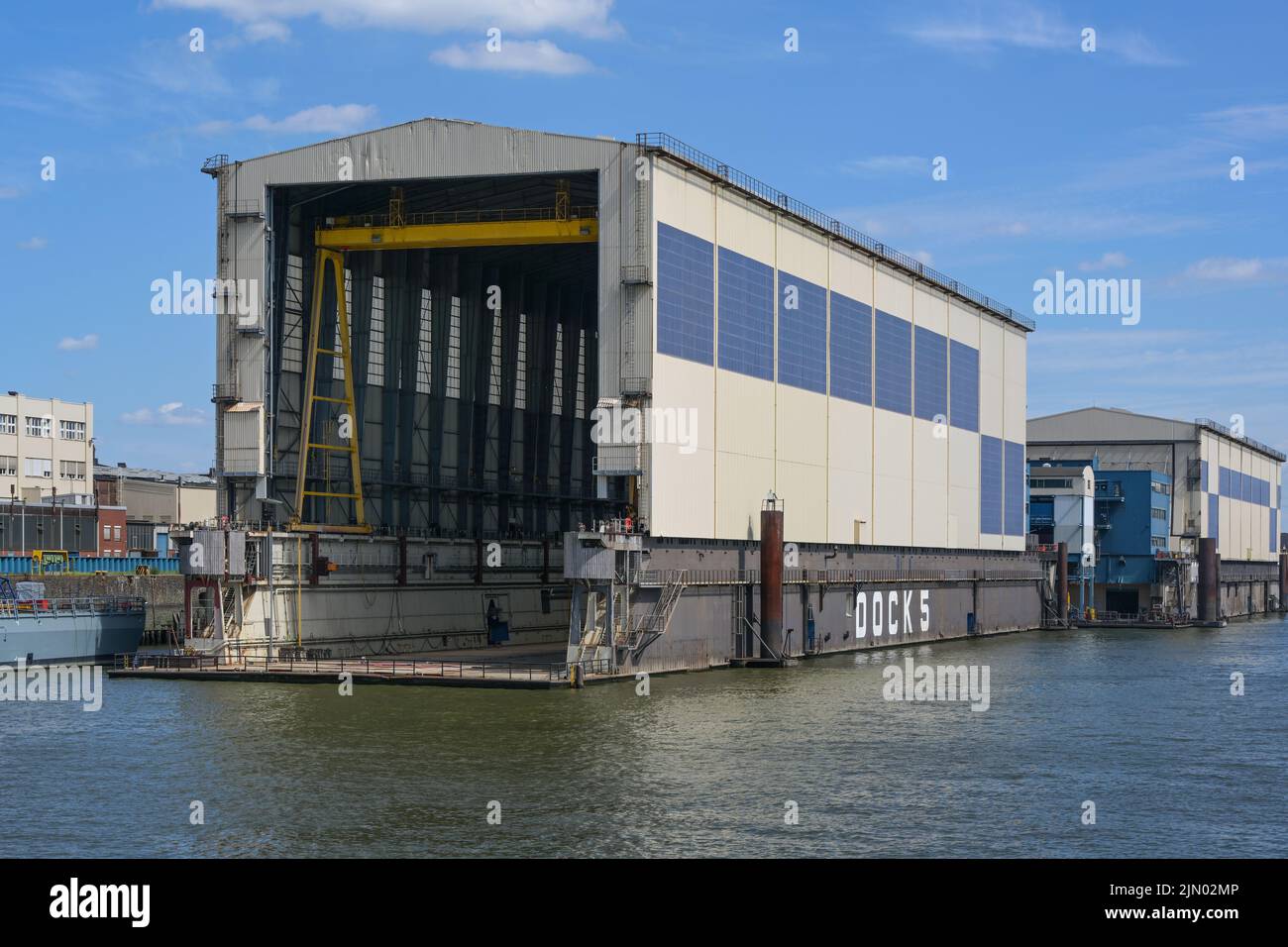 Schwimmendes Dock Nr. 5 im Industriehafen Hamburg, wo Schiffe für die Marine und Luxusyachten gebaut und repariert werden, blauer Himmel mit Kopierfläche, Stockfoto