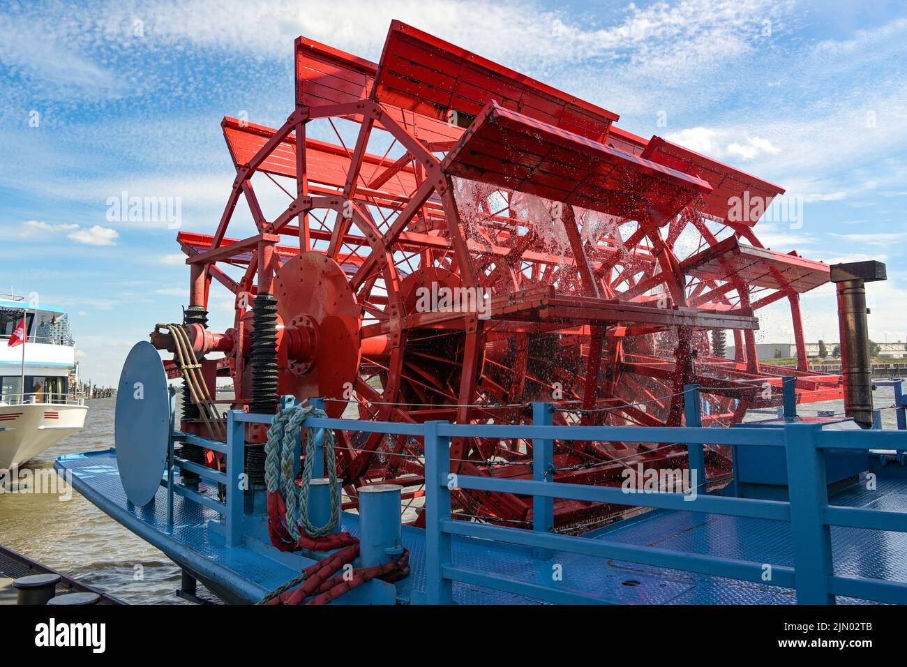 Rotes Schaufelrad eines Raddampfers im Hamburger Hafen bietet das nostalgische Schiff Rundfahrten auf der Elbe für Touristen, gesellschaftliche Veranstaltungen und W Stockfoto
