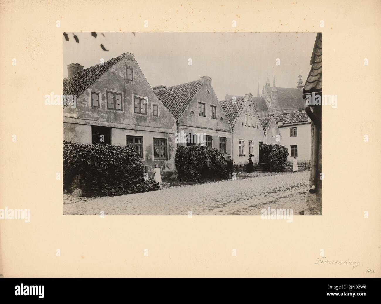 Unbekannter Fotograf, vier Häuser in Frauenburg (ohne Dat.): Blick auf die Giebelfronten. Foto auf Karton, 24,5 x 33,6 cm (einschließlich Scankanten) N.N. : Vier Wohnhäuser, Frauenburg Stockfoto