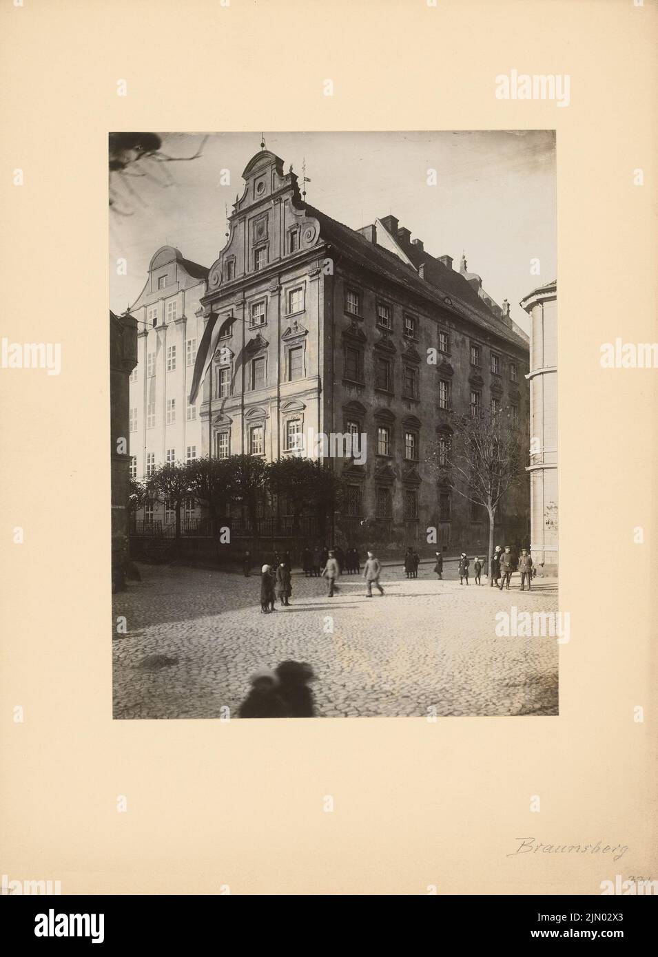 Unbekannter Fotograf, 4-stöckiges Gebäude in Braunsberg (ohne Datum): Ansicht. Foto auf Karton, 33,4 x 24,6 cm (einschließlich Scankanten) N.N. : Steinhaus, Braunsberg Stockfoto