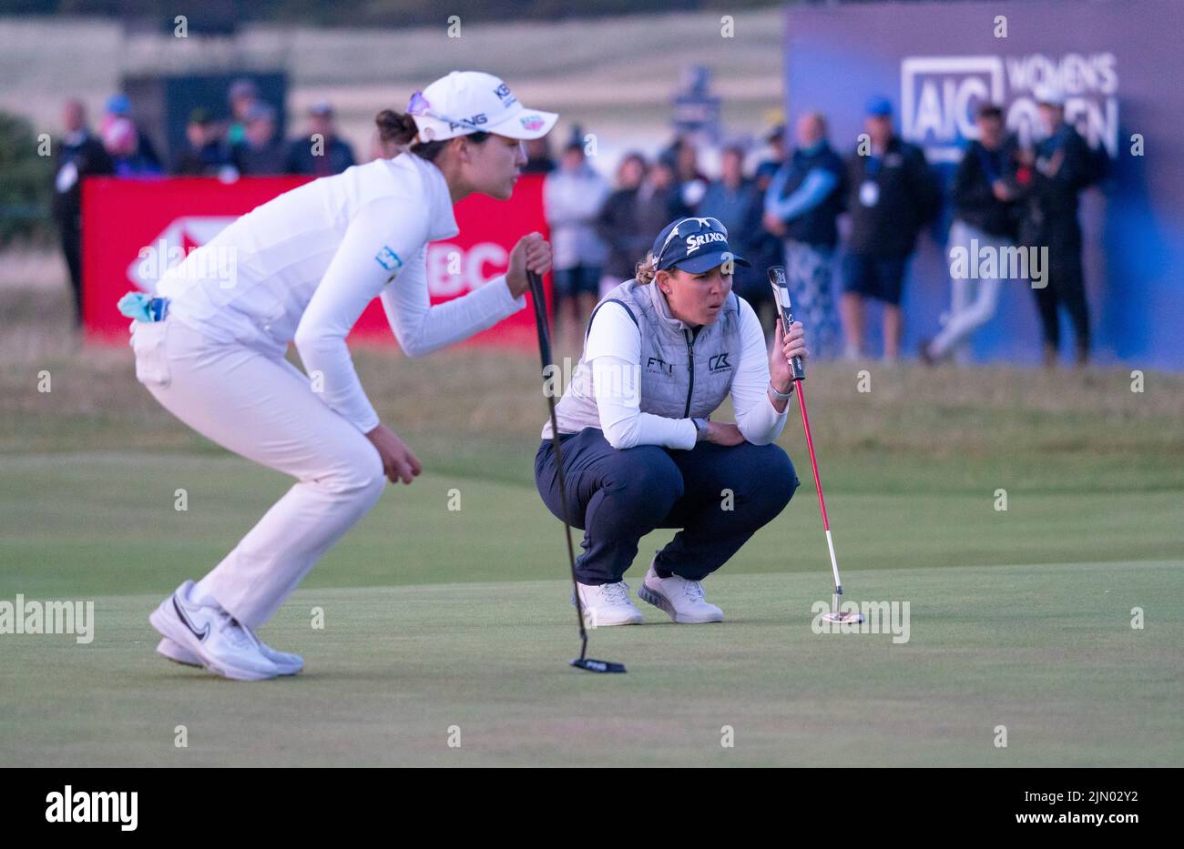 Gullane, Schottland, Großbritannien. 7.. August 2022. Finalrunde der AIG Women’s Open Golf Championship in Muirfield in Gullane, East Lothian. PIC; Chun in Gee und Ashleigh Buhai stellen ihre Putts auf dem 18. Green auf dem dritten Play-Off-Loch auf. Iain Masterton/Alamy Live News Stockfoto