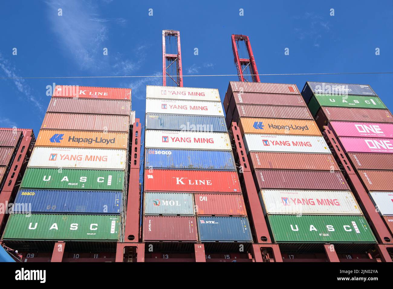Hamburg, 3. August 2022: Frachtcontainer auf einem Frachtschiff vor blauem Himmel. Konzept für Transport, Versand und Logistik, Kopierfläche, b Stockfoto
