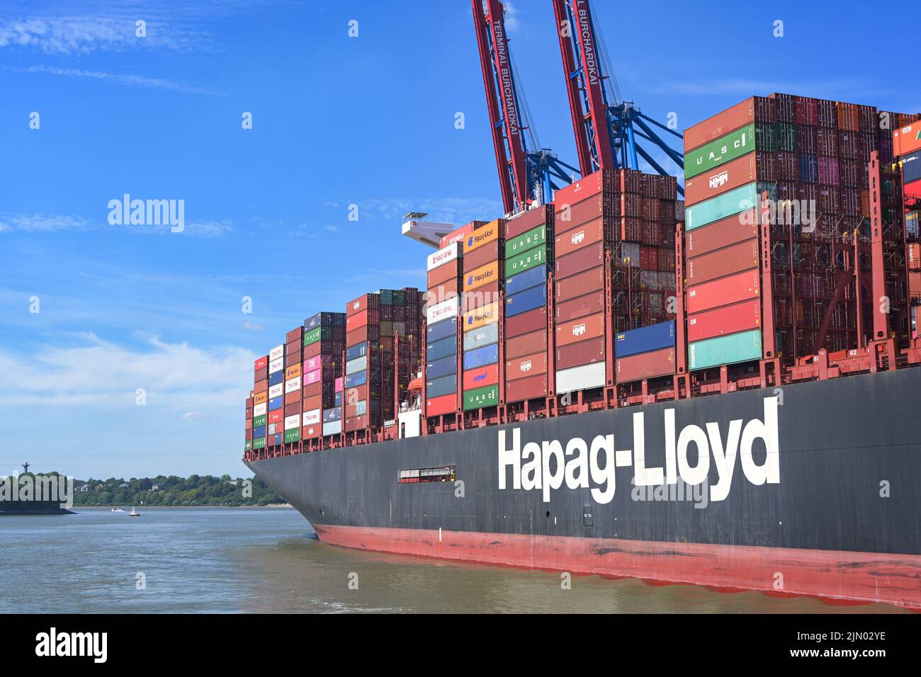 Hamburg, 3. August 2022: Hapag-Lloyd Containerschiff transportiert internationale Fracht auf dem Hamburger Frachthafen an der Elbe, blauer Himmel Stockfoto