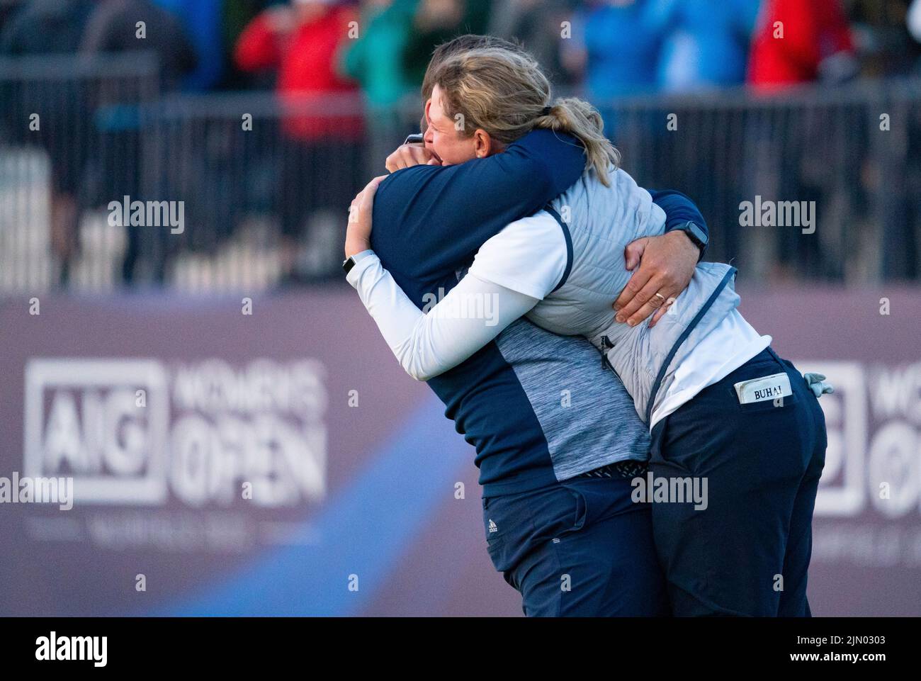 Gullane, Schottland, Großbritannien. 7.. August 2022. Finalrunde der AIG Women’s Open Golf Championship in Muirfield in Gullane, East Lothian. PIC; Ashleigh Buhai wird gratuliert und umarmt, nachdem sie nach 4 Play-off-Löchern auf dem 18. Green ihren siegreichen Putt durchlöchert hat. Iain Masterton/Alamy Live News Stockfoto