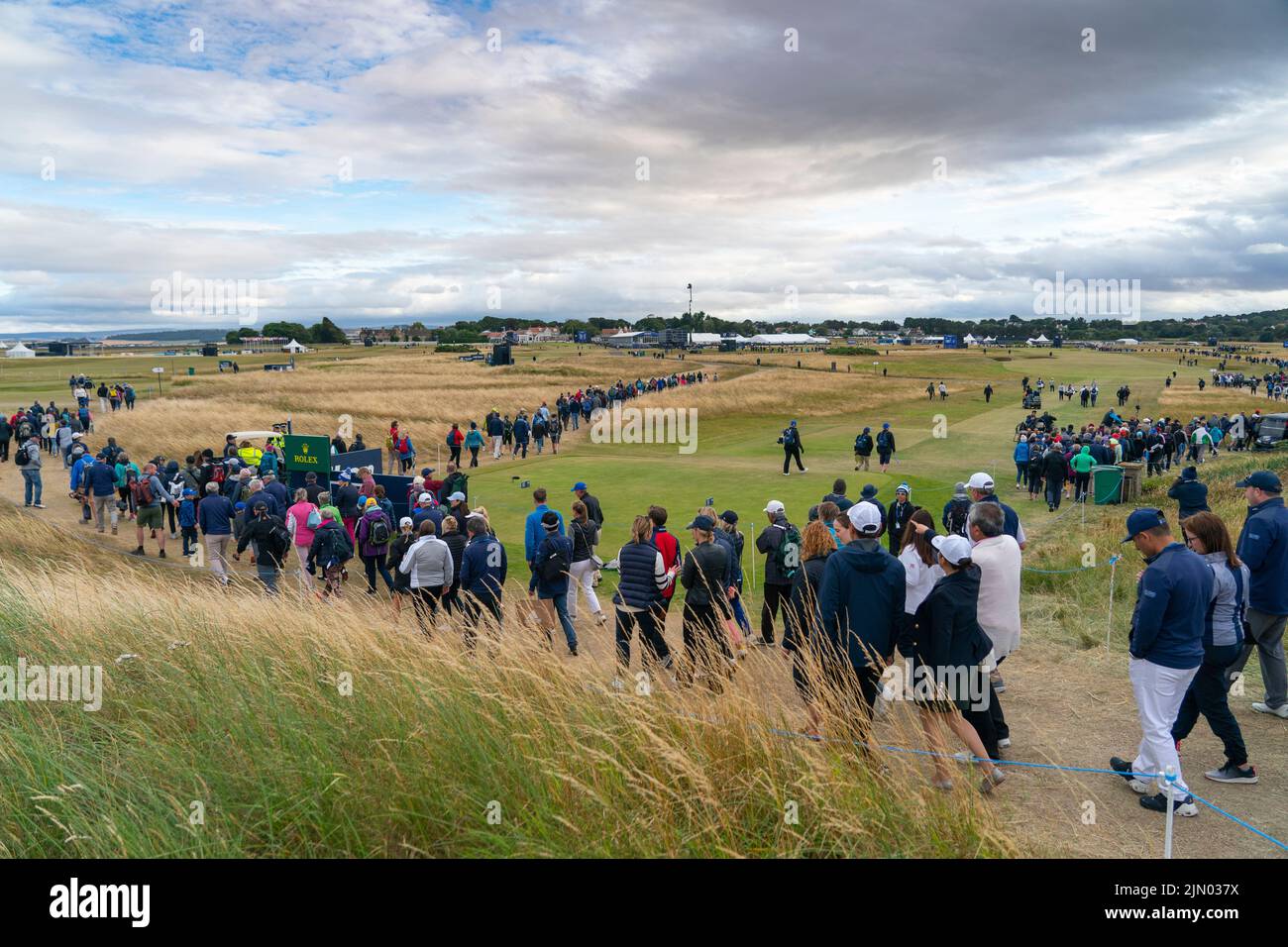 Gullane, Schottland, Großbritannien. 7.. August 2022. Finalrunde der AIG Women’s Open Golf Championship in Muirfield in Gullane, East Lothian. Bild: Die Zuschauer machen sich nach Shibun und Buhai auf dem Fairway 14h auf den Weg. Iain Masterton/Alamy Live News Stockfoto