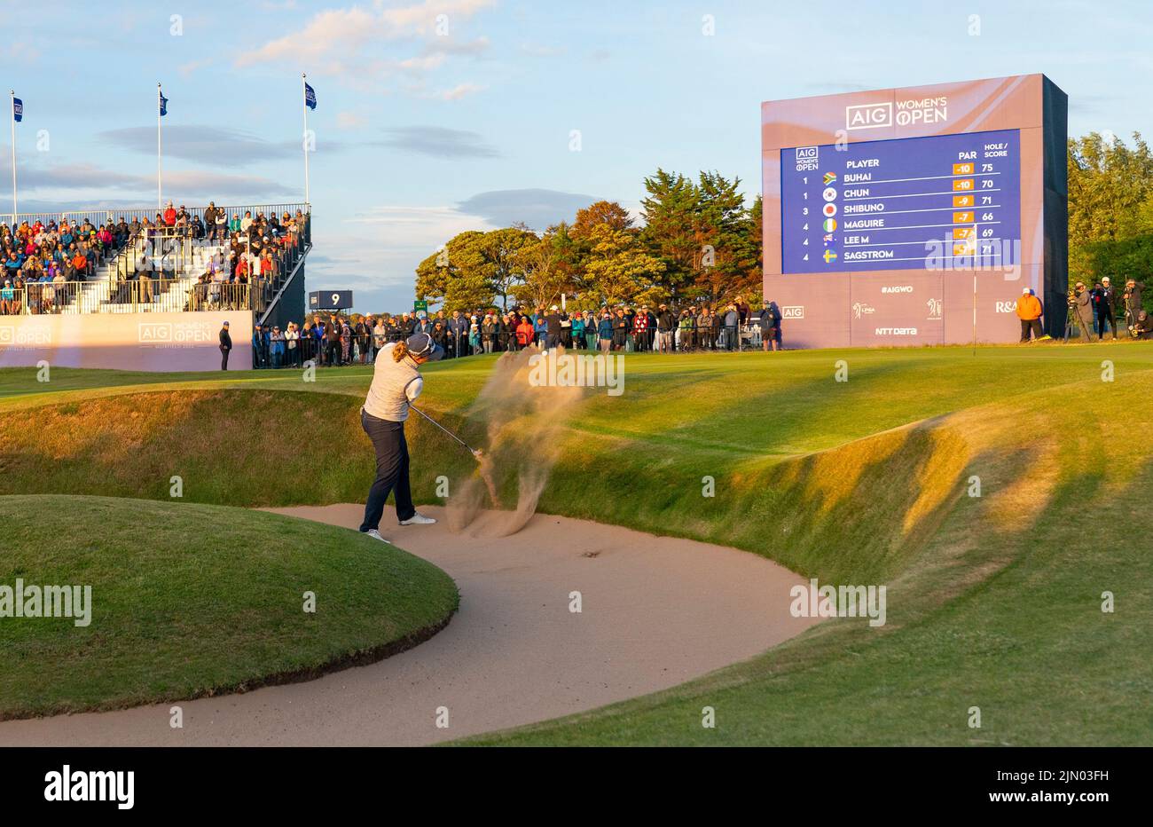 Gullane, Schottland, Großbritannien. 7.. August 2022. Finalrunde der AIG Women’s Open Golf Championship in Muirfield in Gullane, East Lothian. Bild; Ashleigh Buhai spielt aus dem grünen Seitenbunker bei 18. Loch. Iain Masterton/Alamy Live News Stockfoto