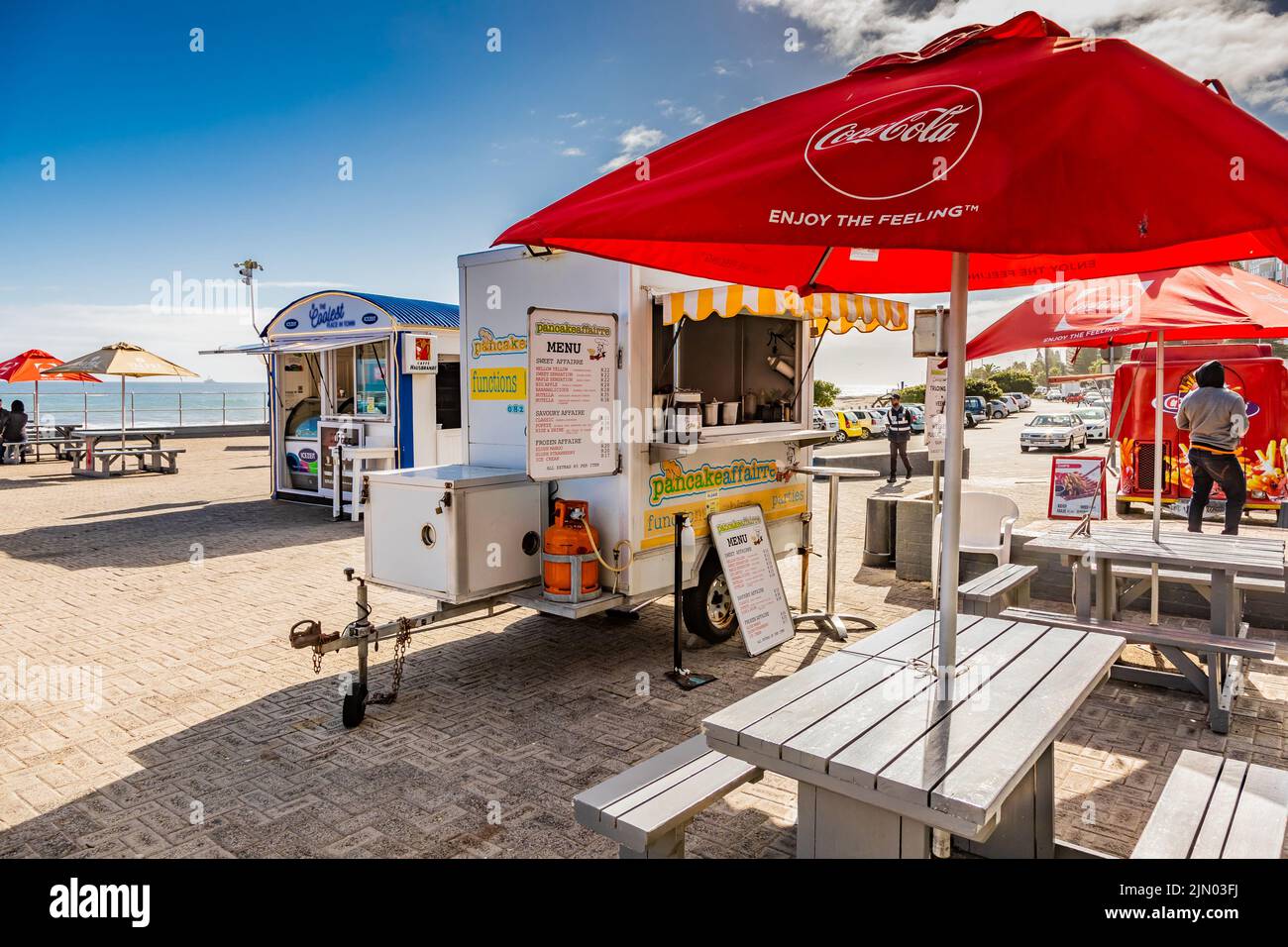 Kapstadt, Südafrika - 12. Mai 2022: Food-Truck-Geschäfte im Freien am Sea Point Beach Stockfoto
