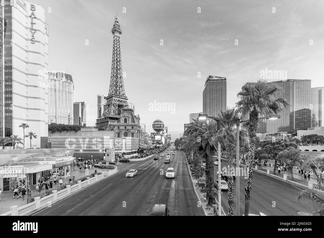Las Vegas, USA - 23. Mai 2022: Panoramablick auf das Ballys Hotel und andere berühmte Hotels und Casinos mit Palmen und Eiffelturm am Strip. Stockfoto