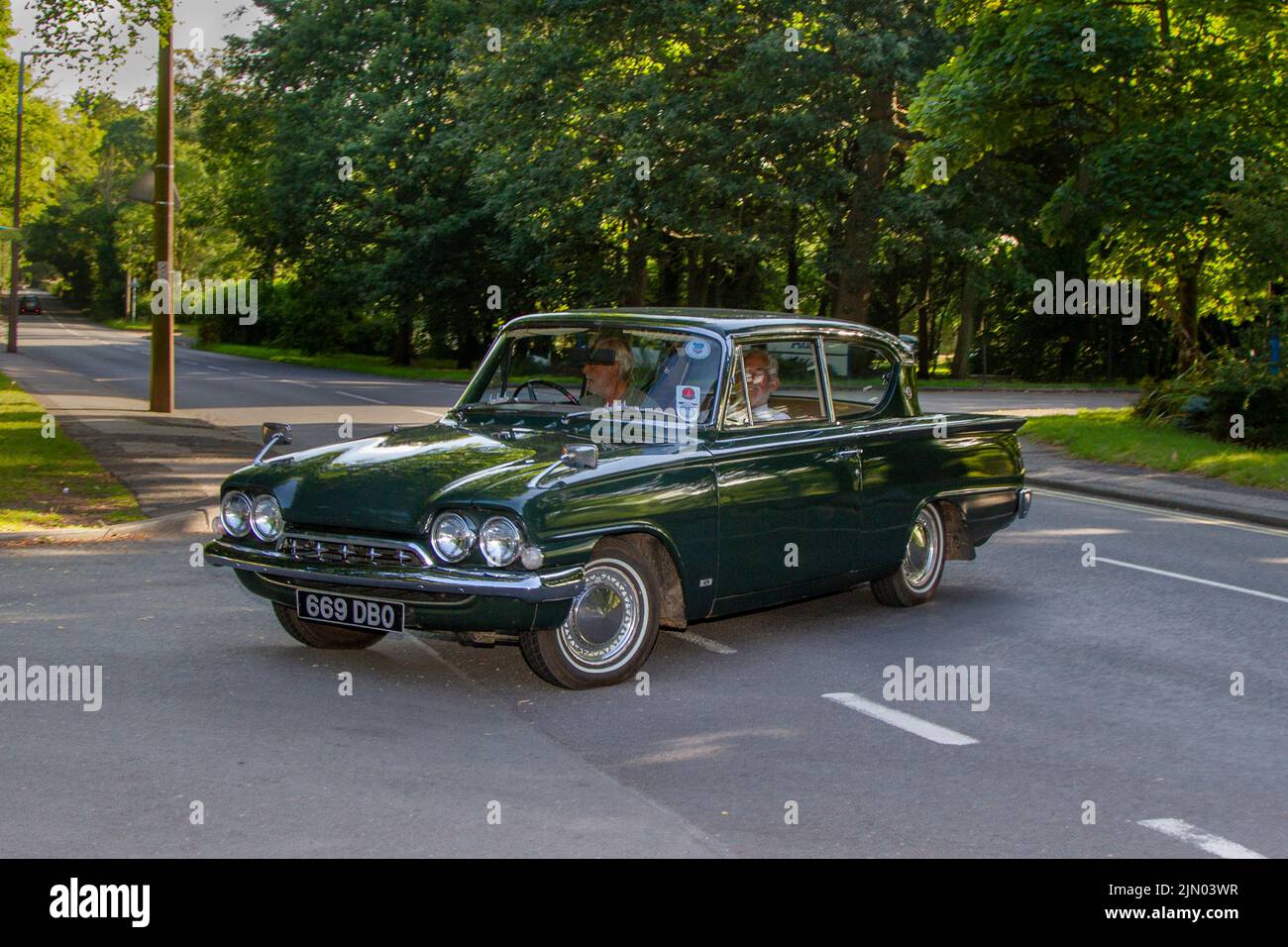 1963 60s, Sixties Green FORD CLASSIC 1500cc Benzin Oldtimer Limousine auf der Lytham Hall Classic Car & Motorcycle Show Classic Vintage Collectible Transport Festival Fahrzeuge 13.. Stockfoto