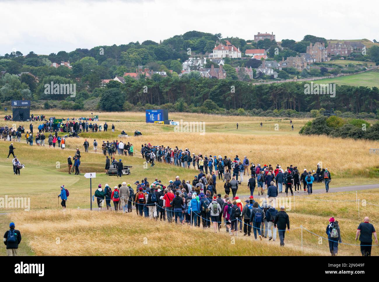 Gullane, Schottland, Großbritannien. 7.. August 2022. Finalrunde der AIG Women’s Open Golf Championship in Muirfield in Gullane, East Lothian. PIC; Massen von Zuschauern machen sich auf dem Fairway 14. mit Gullane in der Ferne auf den Weg. . Iain Masterton/Alamy Live News Stockfoto