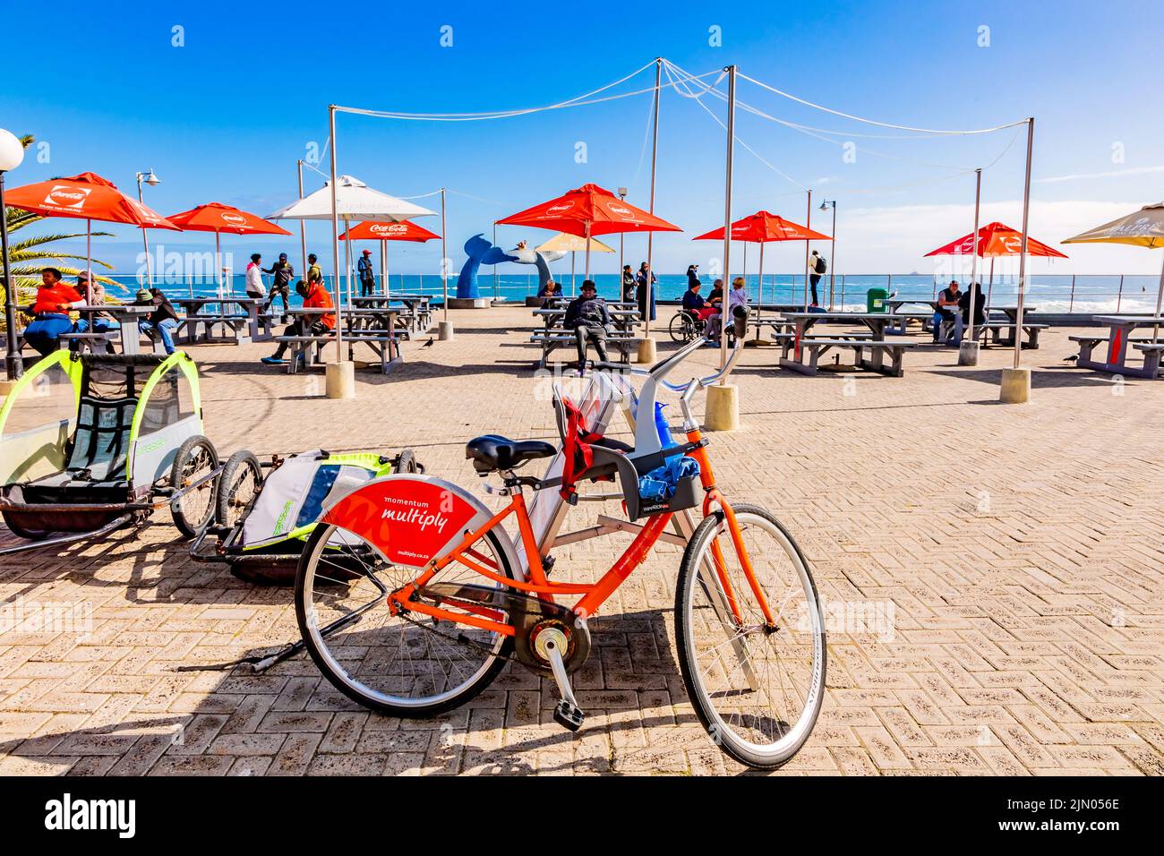 Kapstadt, Südafrika - 12. Mai 2022: Fahrradverleih am Sea Point Strand Stockfoto