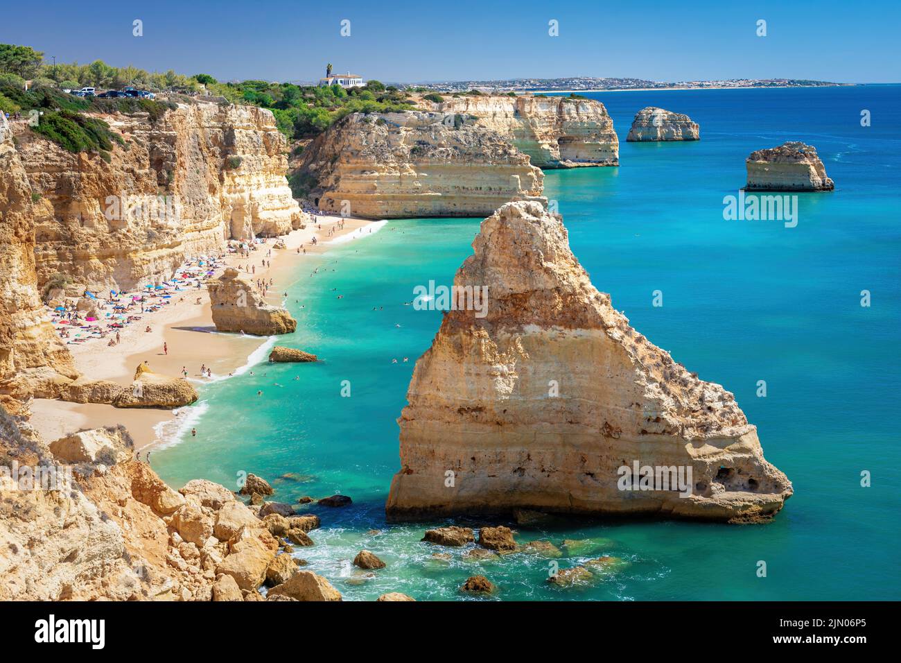 Spektakulärer Klippenstrand von Praia da Marinha an der Algarve, Portugal. Stockfoto