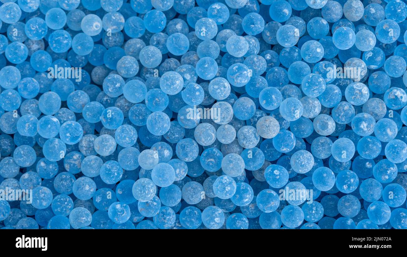 Viel mattierte blaue Glaskugel, die für eine Fußmassage in den Boden gegossen wurde. Stockfoto