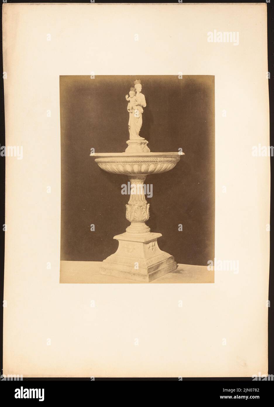 Brogi Giacomo (1822-1881), Taufschrift mit Maria mit Kind (ohne Dat.): Ansicht. Foto auf Karton, 45,7 x 32,9 cm (inklusive Scankanten) unbek. Künstler : Taufbecken mit Maria mit Kind Stockfoto