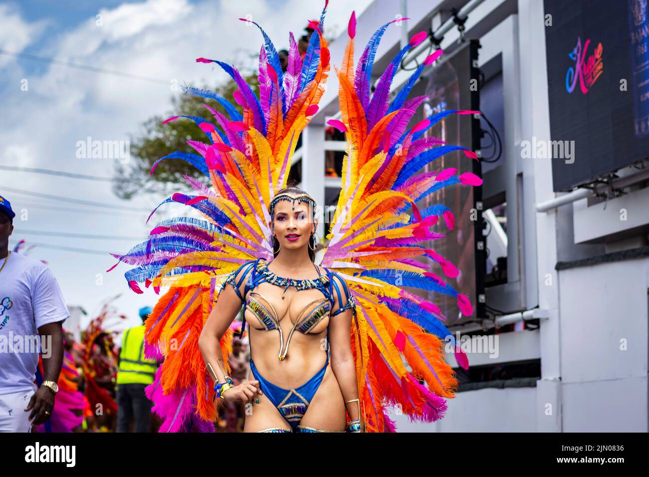 Großer Kadooment-Tag in Warrens; Barbados mit schönen Frauen in Kostümen. Stockfoto