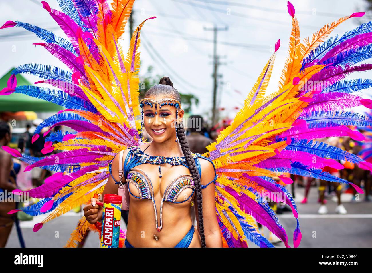 Großer Kadooment-Tag in Warrens; Barbados mit schönen Frauen in Kostümen. Stockfoto