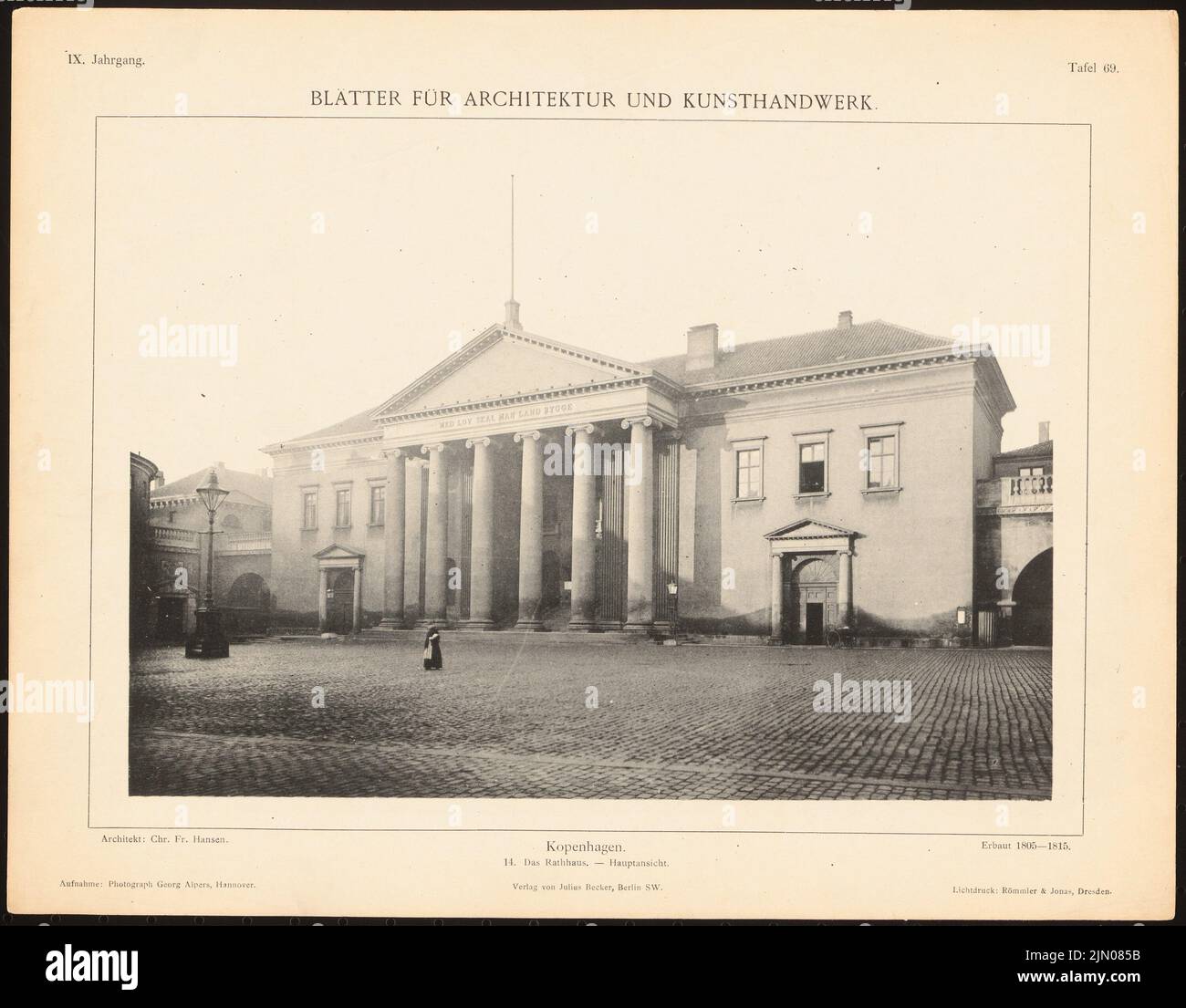 Hansen Chr. Fr., Rathaus, Kopenhagen. (Aus: Blätter für Architektur und Kunsthandwerk, 9. Jahr, 1896, Tafel 69.) (1896-1896): Ansicht von der Hauptseite. Lichtdruck auf Papier, 27,1 x 34,6 cm (inklusive Scan-Kanten) Hansen Christian Frederik (1756-1845): Rathaus, Kopenhagen. (Aus: Blätter für Architektur und Kunsthandwerk, 9. Jg., 1896, Tafel 69) Stockfoto