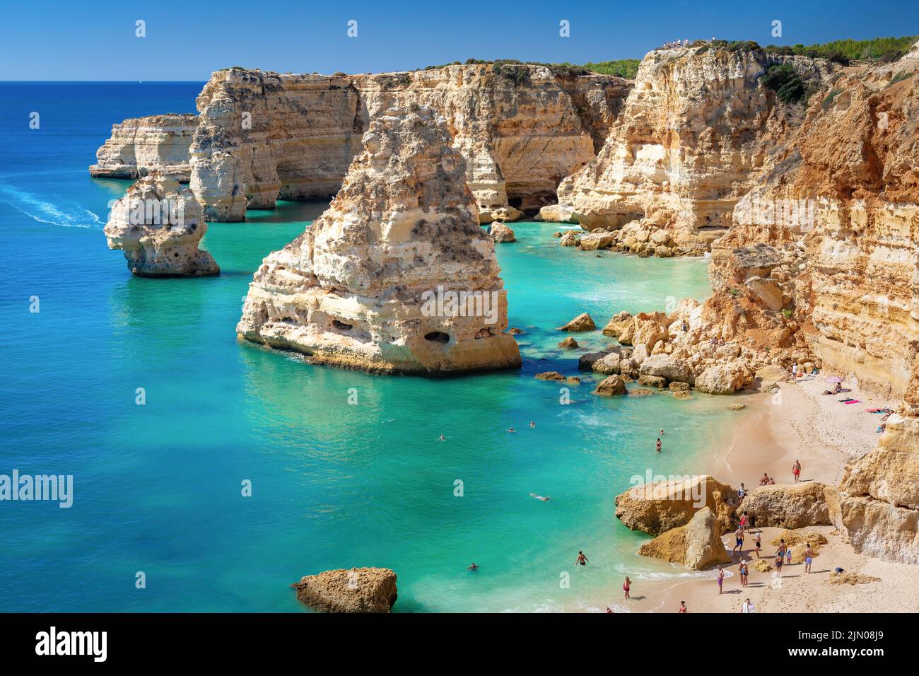 Spektakulärer Klippenstrand von Praia da Marinha an der Algarve, Portugal. Stockfoto