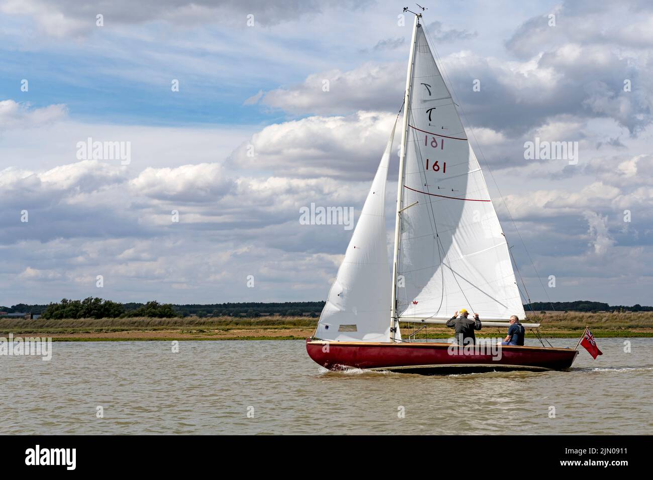 Klassische Holzyacht, die vor Havergate Island auf dem Fluss Ore Suffolk segelt Stockfoto