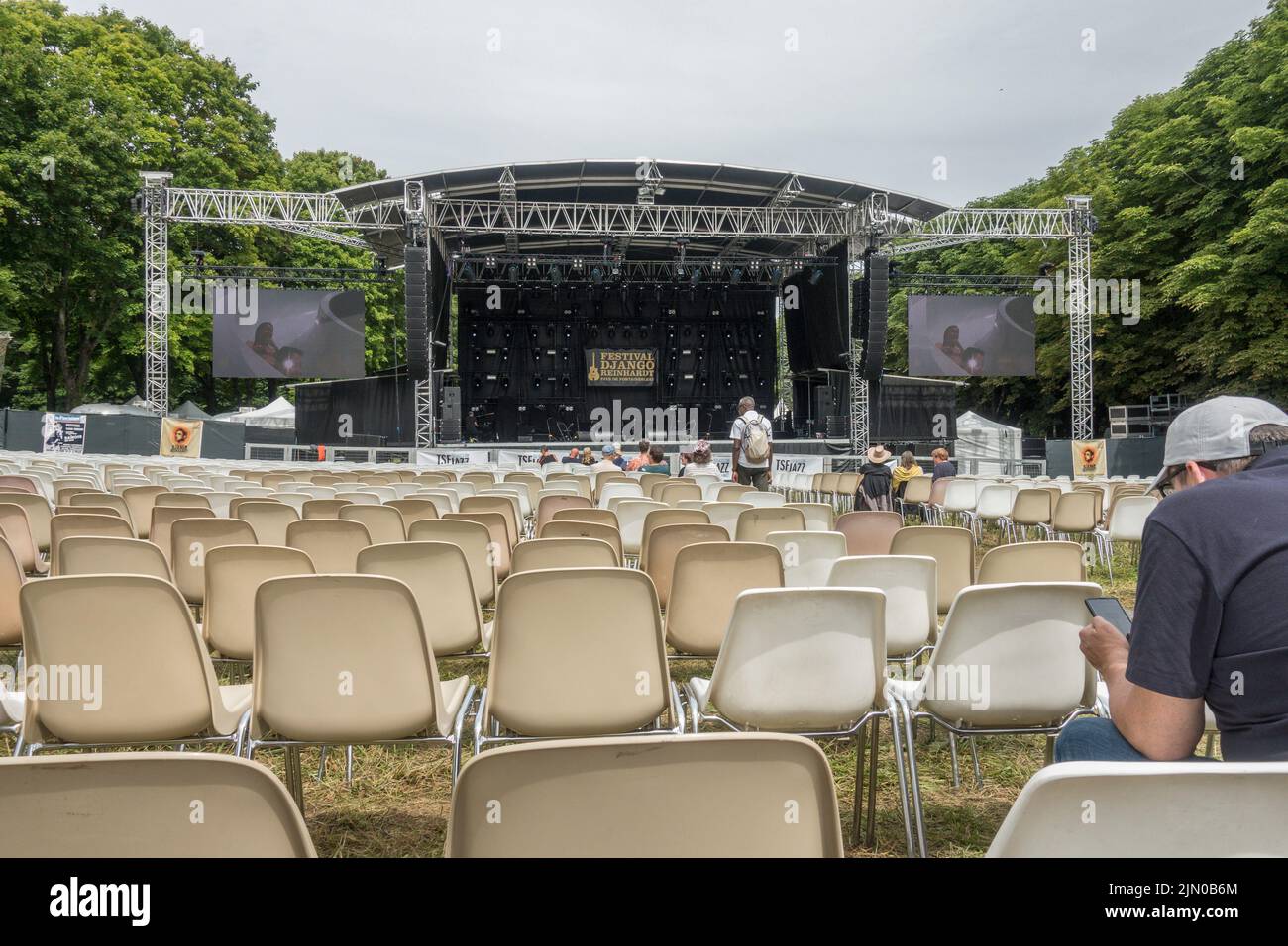 Hauptbühne leer beim Django Reinhardt Festival in Fontainebleau vor dem Konzert, Frankreich. Stockfoto