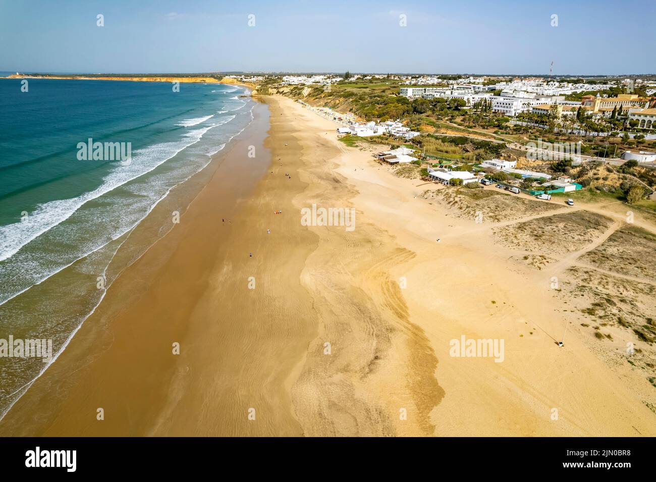 Strand Playa de La Fontanilla aus der Luft, Conil de la Frontera, Costa de la Luz, Andalusien, Spanien | Vogelperspektive auf Playa de La Fontanilla Be Stockfoto