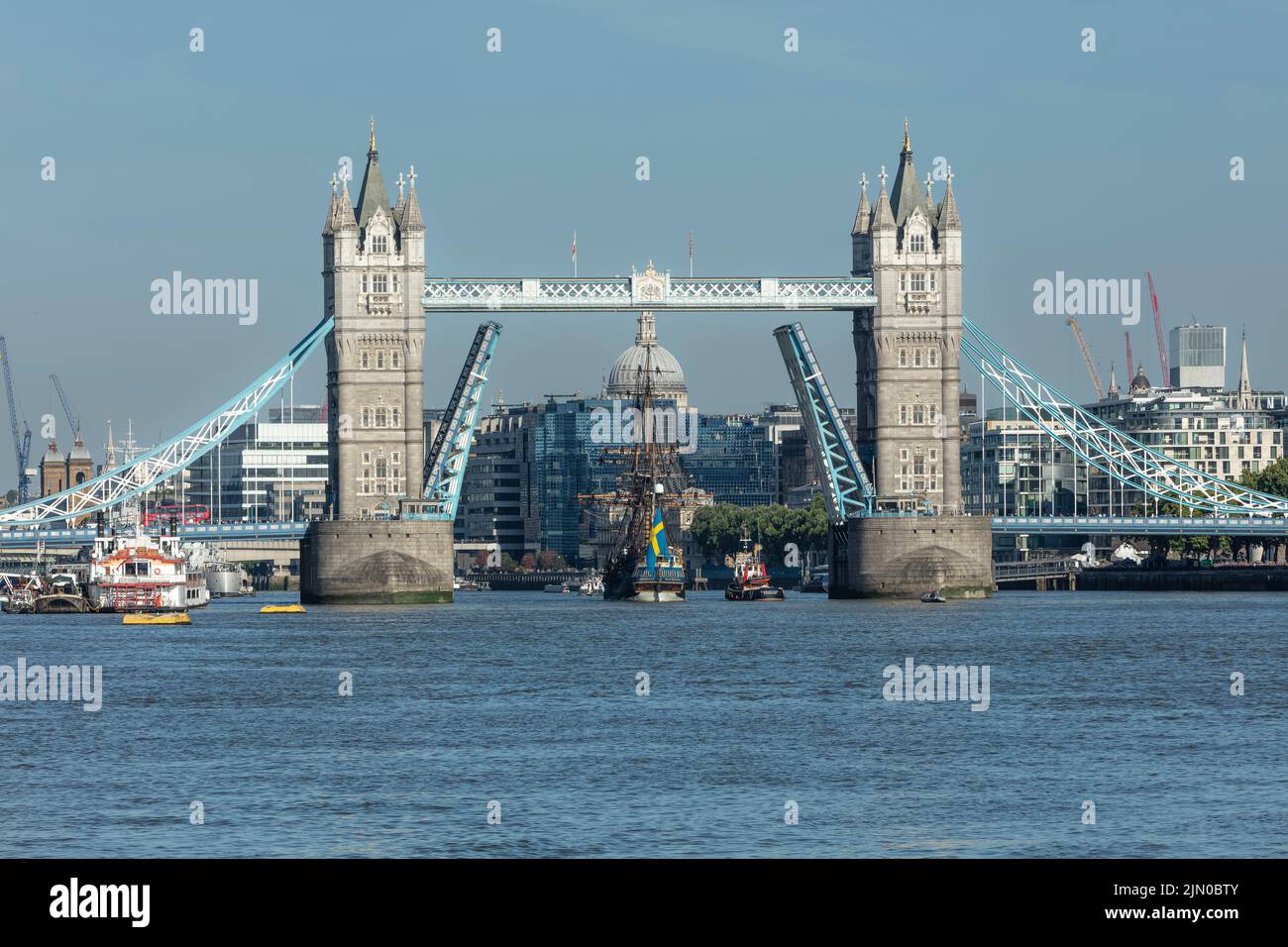 Schwedisches Hochschiff Göteborg auf der Themse an der Tower Bridge in London Stockfoto