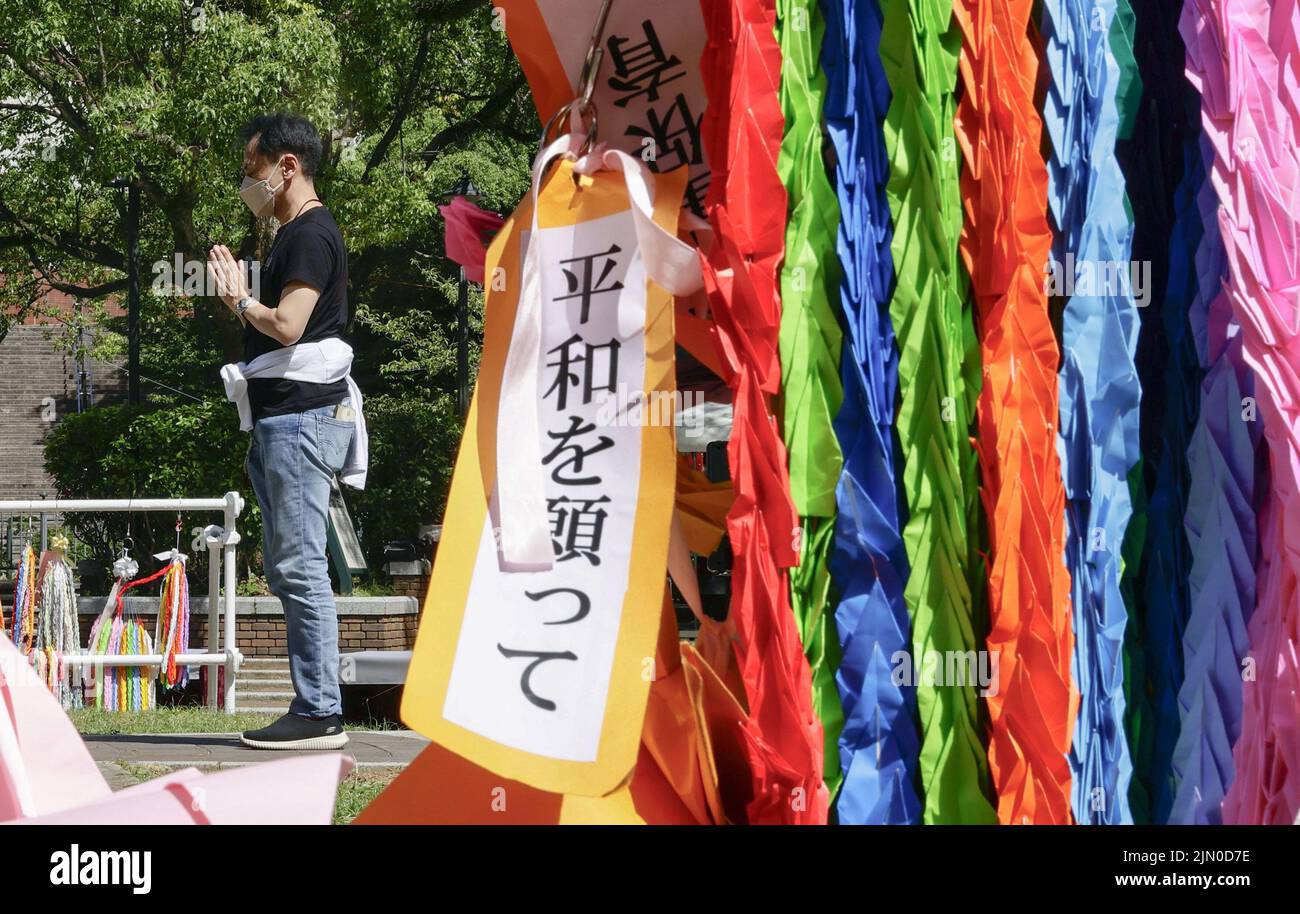 Am 8. August 2022, einen Tag vor dem 77.. Jahrestag der Atombombenangriffe auf die Stadt im Südwesten Japans im Jahr 1945, betet ein Mann vor dem Denkmal, das das Hypozentrum in Nagasaki markiert. (Kyodo)==Kyodo Photo via Newscom Stockfoto
