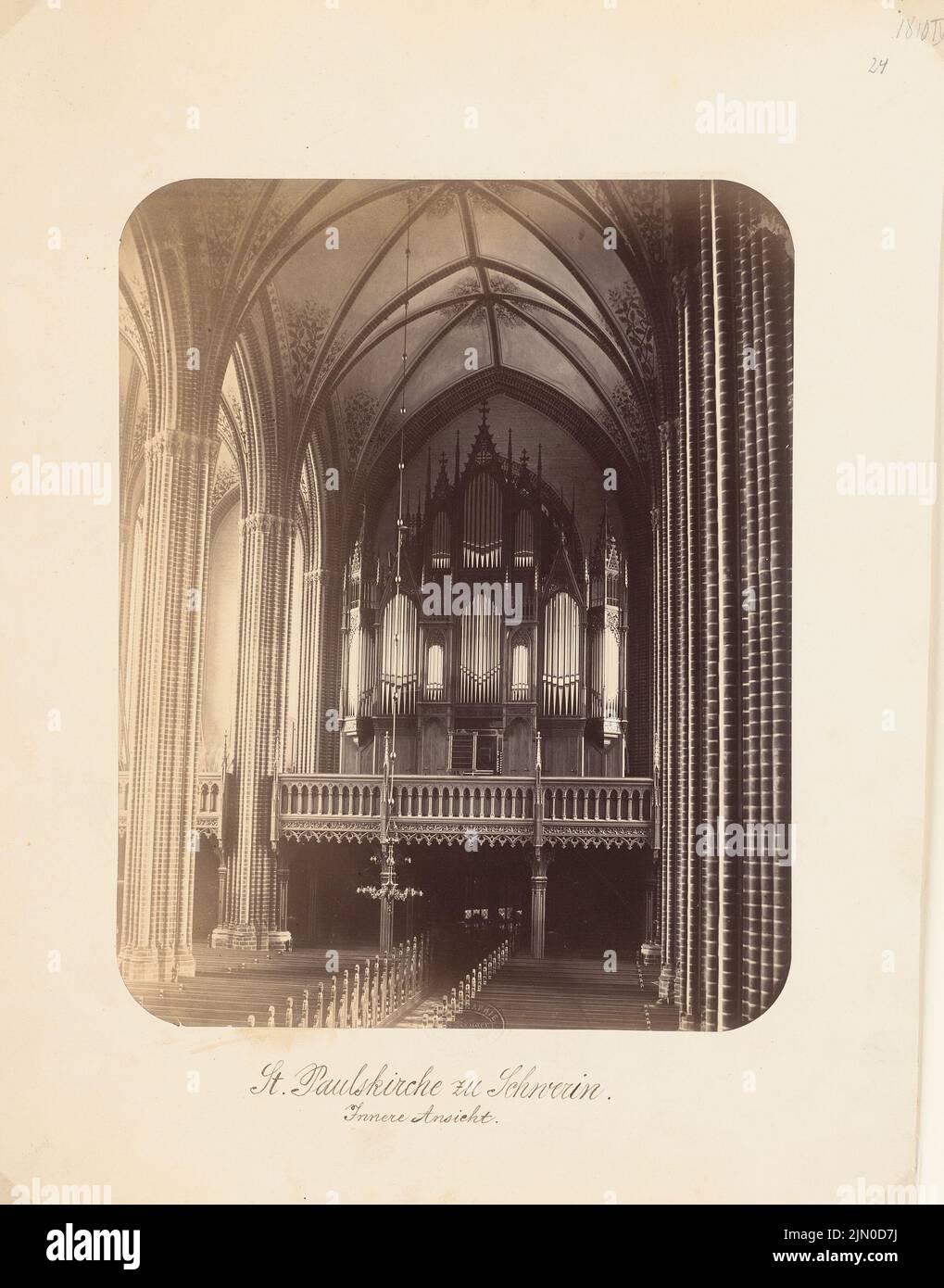 Krüger Theodor (1818-1885), Paulus-Kirche, Schwerin (1875 -1886): Blick ins Innere der Paulus-Kirche zur Orgelgalerie. Foto auf Karton, 36,2 x 28,4 cm (inklusive Scankanten) Krüger Theodor (1818-1885): Paulskirche, Schwerin Stockfoto