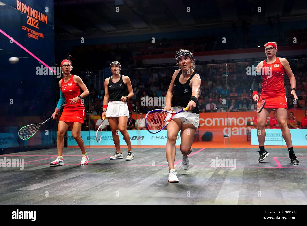 Die Neuseeländerin Amanda Landers-Murphy in Aktion mit Joelle King im Women's Squash verdoppelte am 11. Tag der Commonwealth Games 2022 in Birmingham das Goldmedaillenspiel gegen die Engländerin Sarah-Jane Perry und Alison Waters an der University of Birmingham Hockey and Squash Center. Bilddatum: Montag, 8. August 2022. Stockfoto