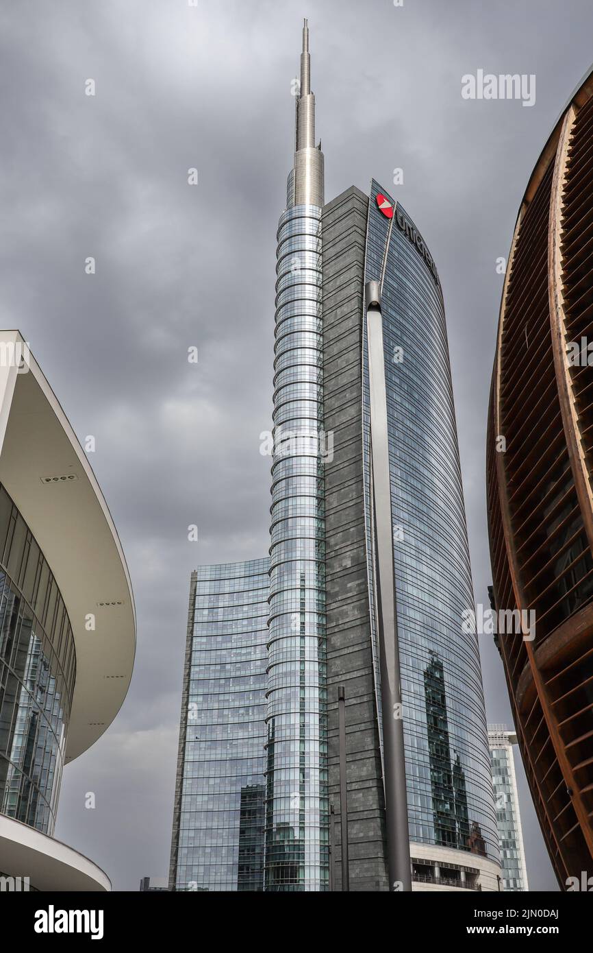 Mailand, Italien - 26. Juni 2022: Vertikaler Blick auf den UniCredit Tower im Viertel Porta Nuova. Gläserner Wolkenkratzer in Italien mit wolkendem Himmel. Stockfoto