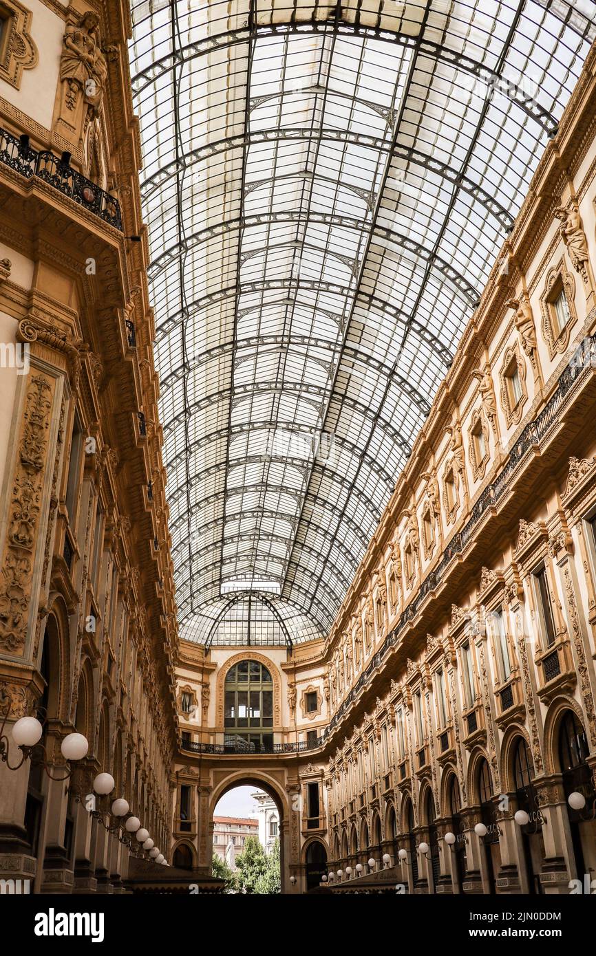 Mailand, Italien - 25. Juni 2022: Vertikales Foto der Gallerie Vittorio Emanuele II. Schöne Aussicht auf die älteste Shopping Gallery in der Lombardei. Stockfoto