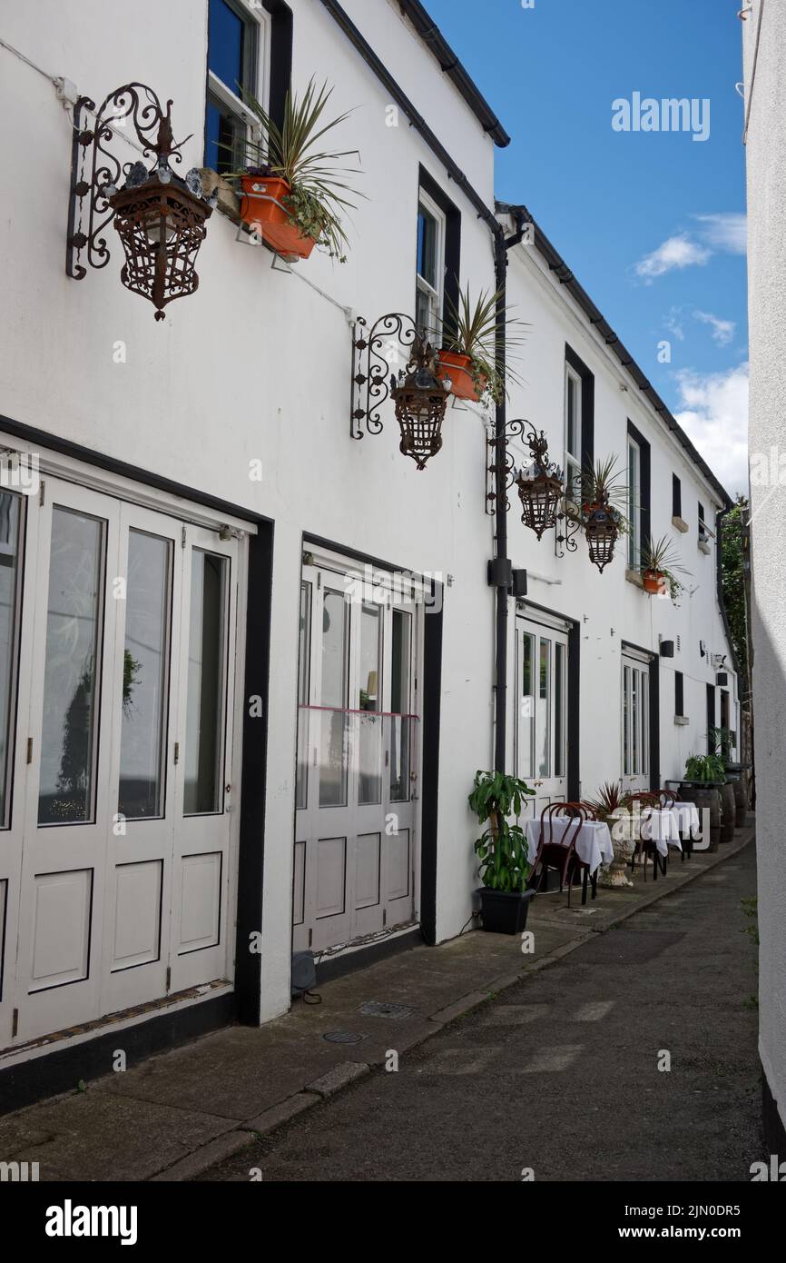 Gasse mit lokalen Restauranttischen auf der Seite. Es ist das 1909 Restaurant und die Weinbar, ein beliebter Ort zum Essen und Trinken in Dalkey, Republik Irland. Stockfoto