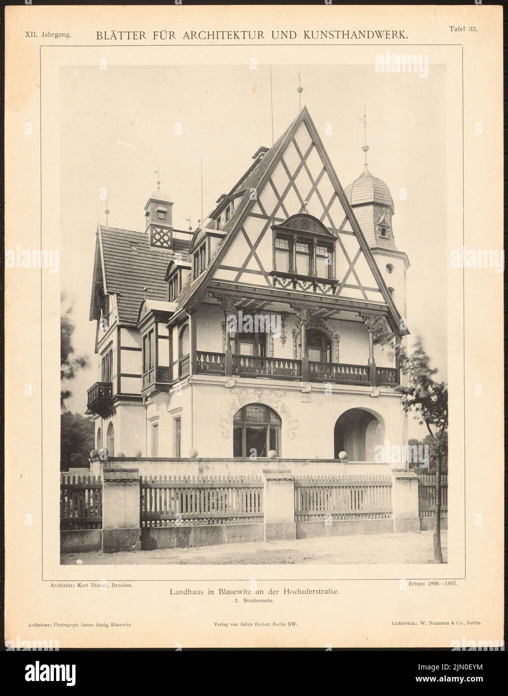 Diestel Kurt (1862-1946), Landhaus Hochuferstraße, Dresden-Blasewitz. (Aus: Blätter für Architektur und Kunsthandwerk, 12. Jahr, 1899, Tafel 33.) (1899-1899): Blick von der Straßenseite. Leichter Druck auf Papier, 34,3 x 26,8 cm (inklusive Scankanten) Diestel Kurt (1862-1946): Landhaus Hochuferstraße, Dresden-Blasewitz. (Aus: Blätter für Architektur und Kunsthandwerk, 12. Jg., 1899, Tafel 33) Stockfoto