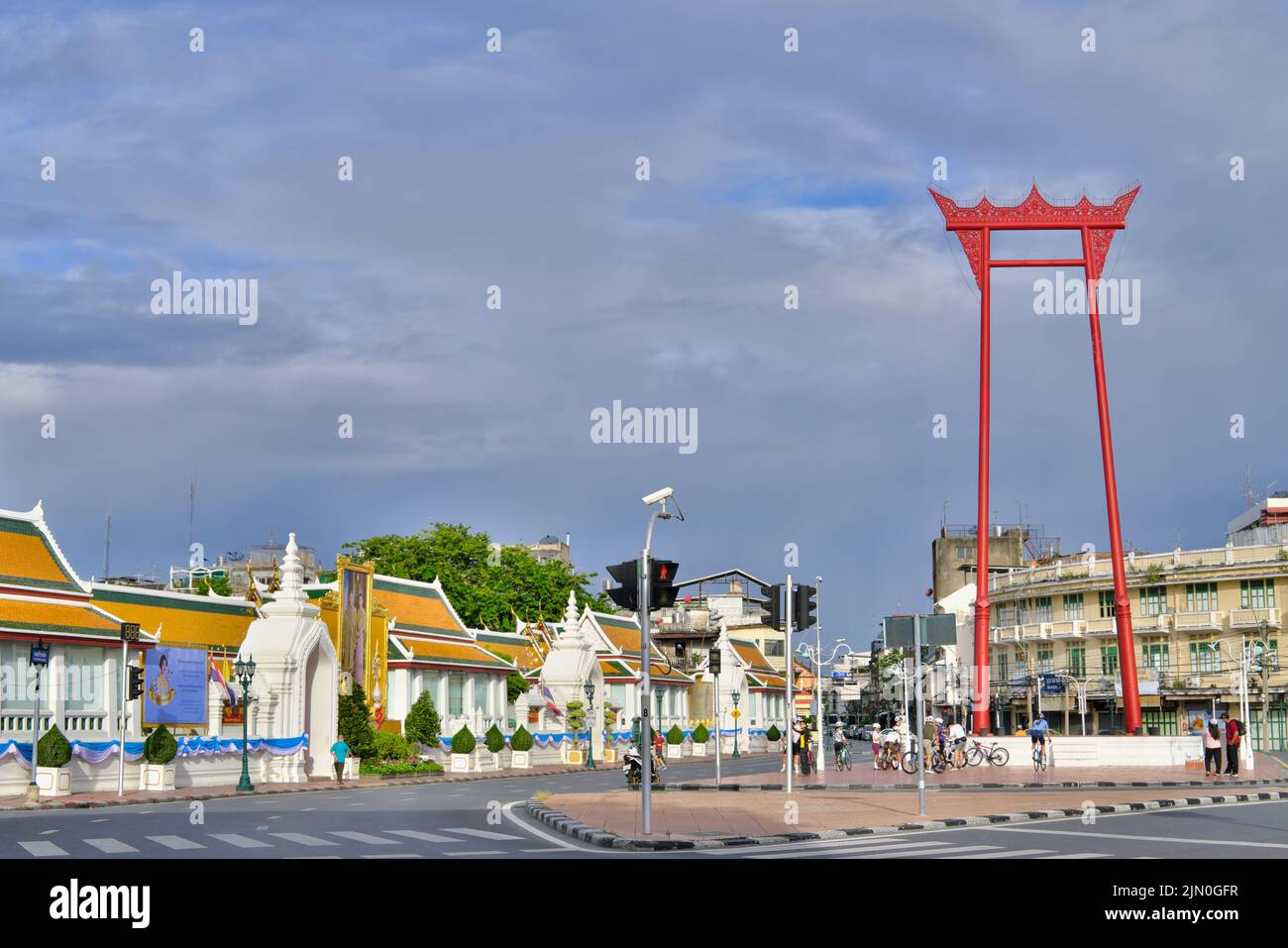Die rote Riesenschaukel (Sao Ching-Chaa) in der Bamrung Muang Rd., im alten Teil von Bangkok (Rattanakosin Island), Thailand, und (links) Tempel Wat Suthat Stockfoto