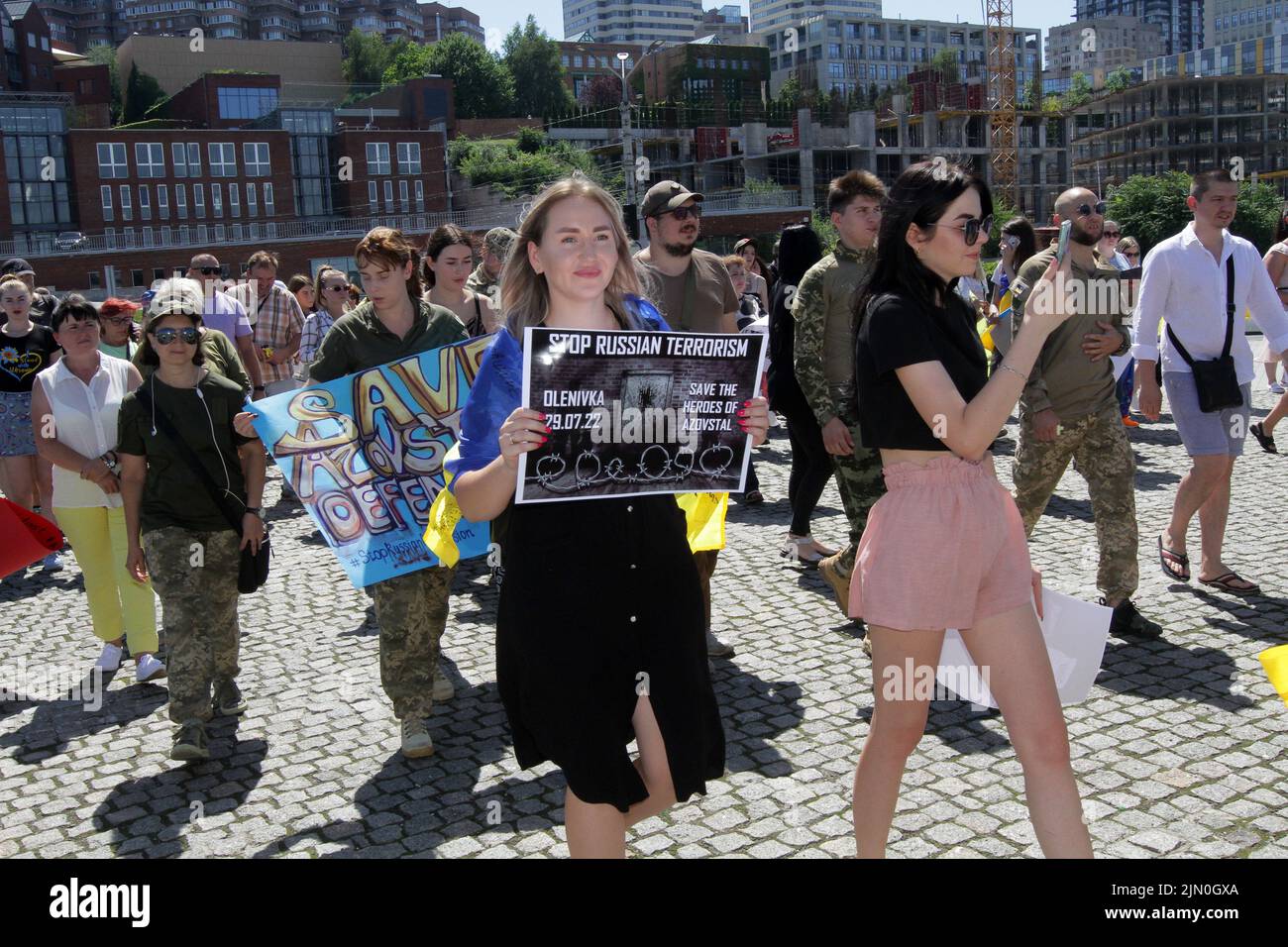 Dnipro, Ukraine. 07. August 2022. DNIPRO, UKRAINE - 07. AUGUST 2022 - während der Aktion zur Unterstützung der Kriegsgefangenen Asowstals am Festival Pier halten Menschen Plakate, um die weltweite Aufmerksamkeit auf den russischen Terroranschlag in Oleniwka, Dnipro, Ostukraine, zu lenken. Dieses Foto kann nicht in der russischen Föderation verteilt werden. Kredit: Ukrinform/Alamy Live Nachrichten Stockfoto