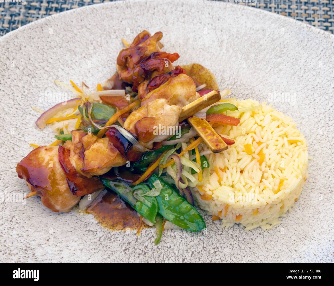 Hühnersaat mit Reis, Erdnusssauce und Gemüse. Stockfoto