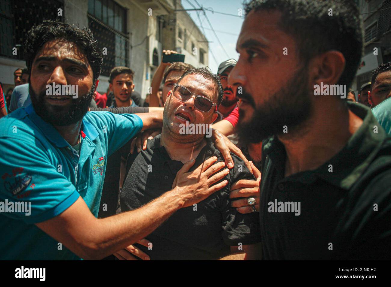 Gaza, Palästina. 08.. August 2022. Beerdigung von Palästinensern die Leichen von fünf Märtyrern der Familie Najm im Lager Jabalia, die nach einem Luftangriff auf dem Friedhof al-Faluja, westlich des Lagers Jabalia im nördlichen Gazastreifen, am 8. August 2022 getötet wurden. Foto von Ramez Habboub/ABACAPRESS.COM Quelle: Abaca Press/Alamy Live News Stockfoto