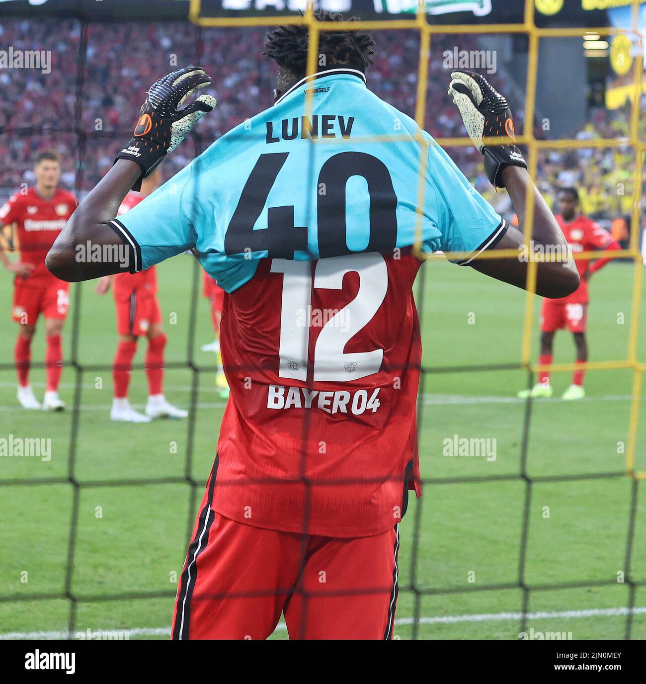 firo : 08/06/2022, Fußball, Fußball, 1. Liga, 1. Bundesliga, Saison 2022/2023, BVB , Borussia Dortmund . Bayer Leverkusen 1:1 Edmond Tapsoba, geht als Feldspieler ins Tor nach einer roten Karte für Lukas Hradecky, Trikot, Witz, Humor Trikot Nummer Stockfoto