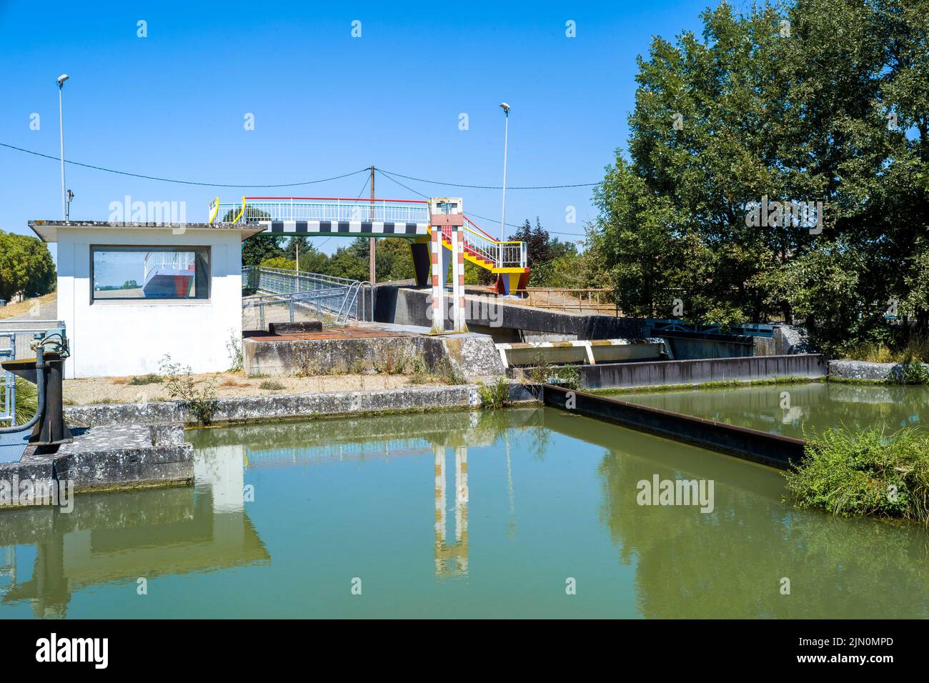 Schlendern Sie am Wasserhang von Montech entlang, wo das Erbe des Flusstourismus und seine Industrieschätze auf dem Canal des Deux Mers, der sich in der ehemaligen Papierfabrik befindet, aufbewahrt werden, und machen Sie einen unerwarteten Spaziergang von 2,7 km entlang des Kanals, der zur Garonne führt. Frankreich, Montech le 7 Aout 2022. Foto von Patricia Huchot-Boissier/ABACAPRESS.COM Stockfoto