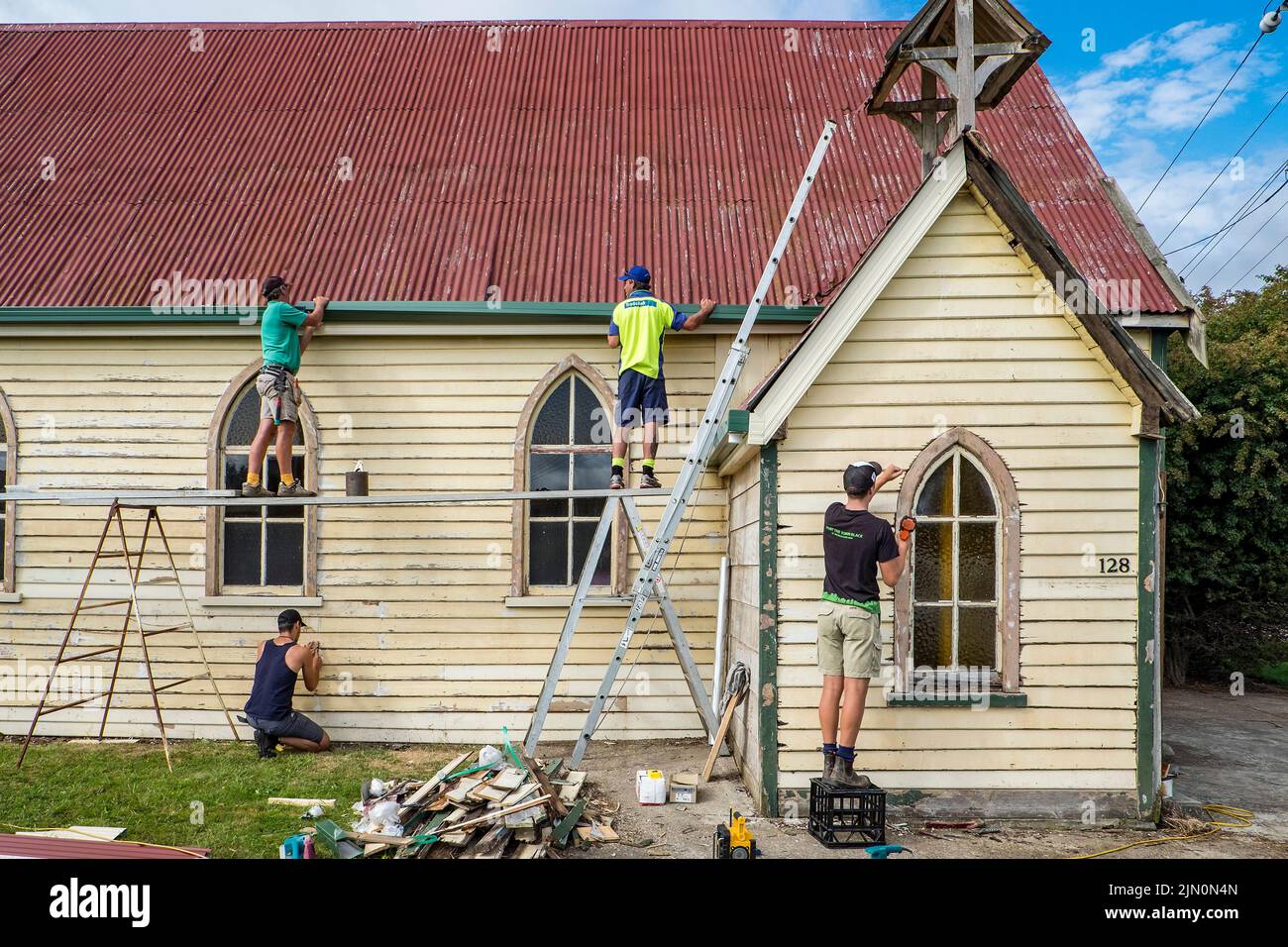 Handwerker renovieren eine alte Kirche in eine Residenz in Sheffield Tasmania, Australien Stockfoto