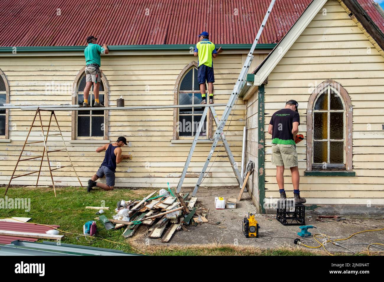 Handwerker renovieren eine alte Kirche in eine Residenz in Sheffield Tasmania, Australien Stockfoto