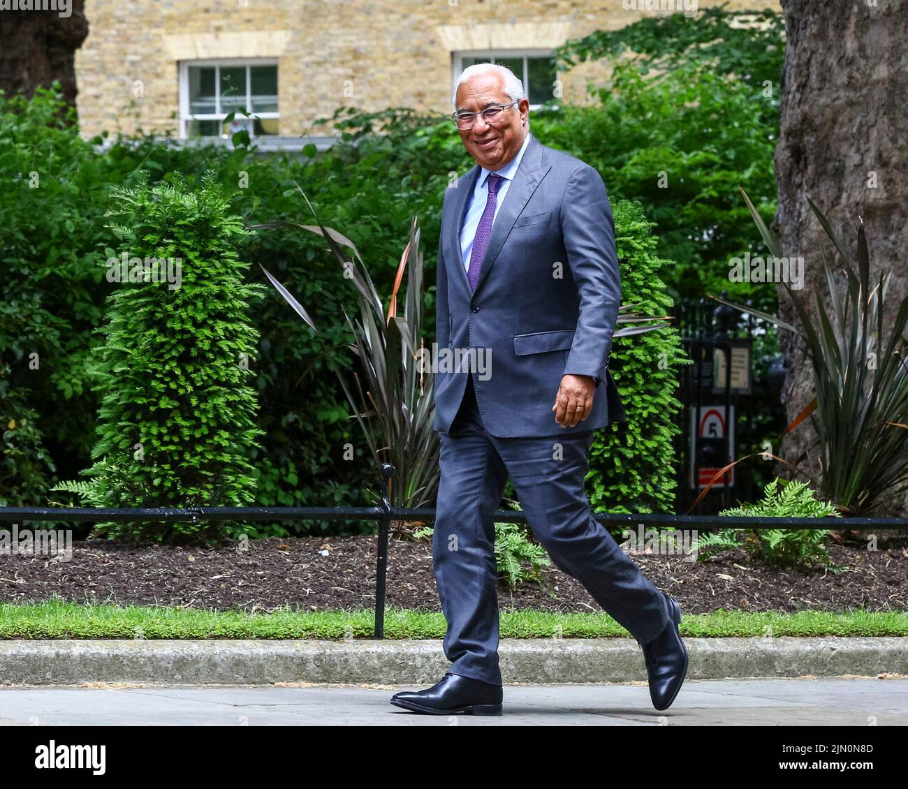 António Costa, Ministerpräsident von Portugal, offizieller Besuch in London, lächelt vor der Kamera, geht Stockfoto