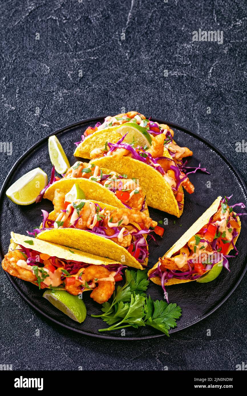 Bang Bang Shrimp Tacos mit violettem Kohl, Tomaten, Petersilie, Limette ...