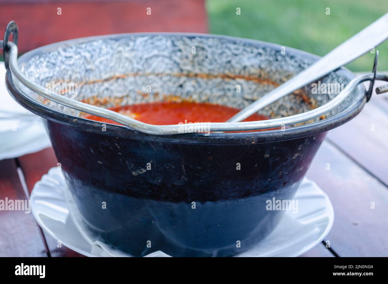Fischsuppe im Restaurant. Serviert Fischsuppe auf traditionelle Weise in einem Restaurant am Ufer der Donau gekocht. Stockfoto
