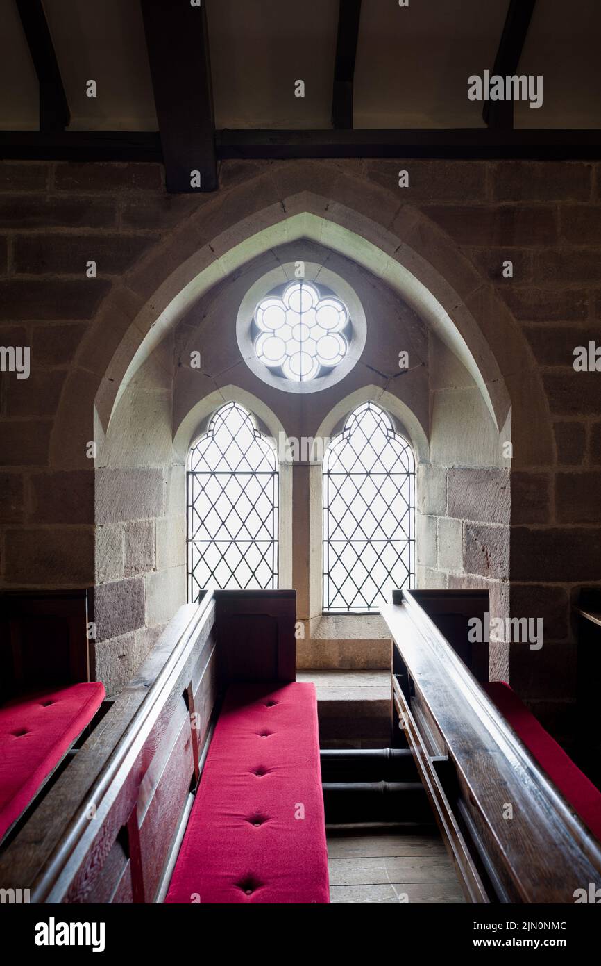 St. Peter's Chapel in Heysham, Lancashire. Erbaut auf dem Gelände des 6.. Jahrhunderts Kultstätte und Viking Begräbnisstätte. Gehäuse eines Wikinger-Zerspanungssteins Stockfoto