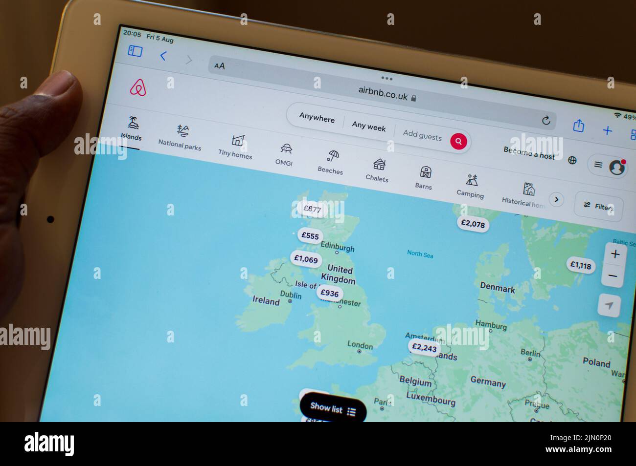 Airbnb Webseite zeigt Vermietungen auf der Karte Stockfoto