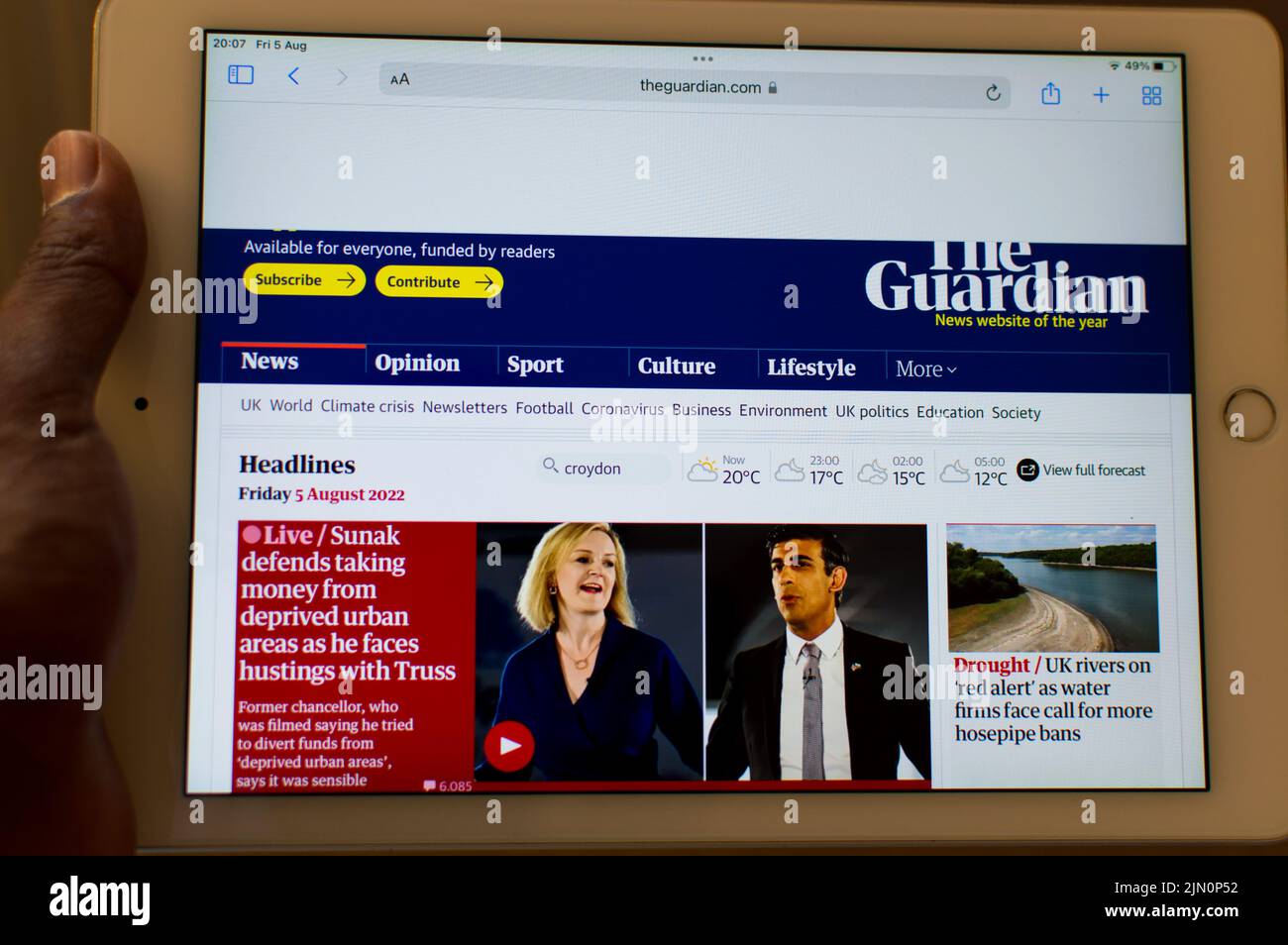 Der Artikel der Guardian Zeitung online über Liz und Rishi im Wettbewerb um den britischen PM-Post Stockfoto